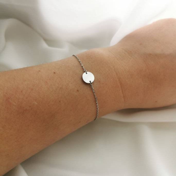 Armband personalisiert mit Buchstaben Gravur in Gold, Silber, Rosé, Armkette personalisiert mit 9mm Gravur Plättchen als Geschenk für Frauen