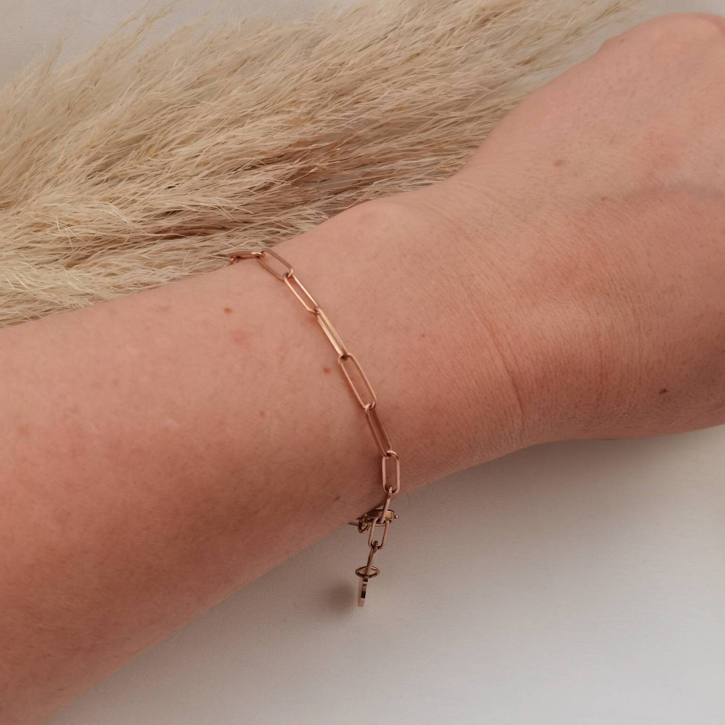 Personalisiertes Armband mit Gravur Plättchen in Silber, Gold und Rosé, grobes Armkette mit Buchstaben Anhänger, personalisiertes Geschenk