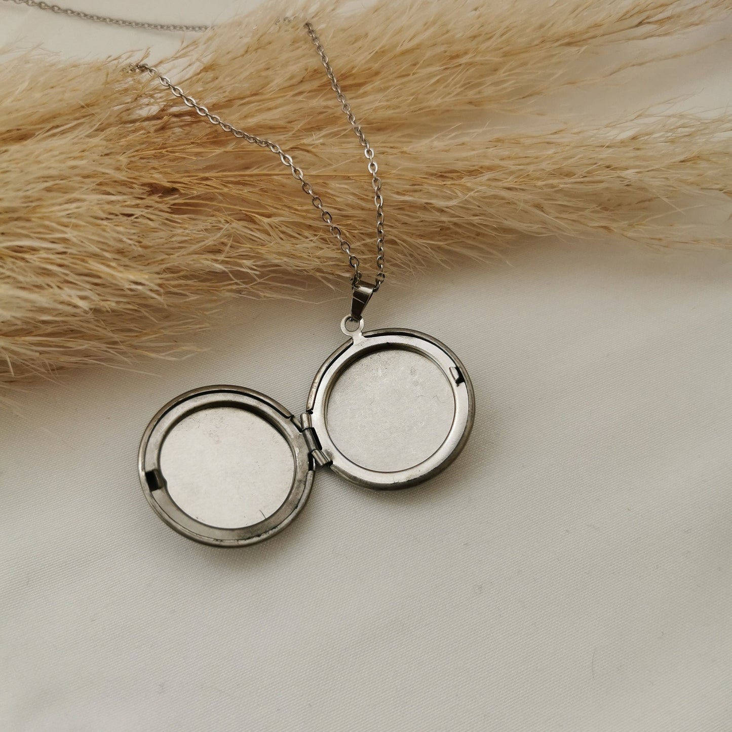 Amulett Kette mit Gravur zum öffnen für Fotos in Silber, Rosé oder Gold aus Edelstahl. Medaillon aufklappbar 25mm, Geschenk personalisiert
