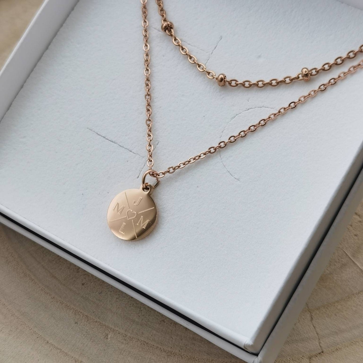 Mehrreihige, personalisierte Plättchen Kette in Gold,Silber & Rosé aus Edelstahl, Halskette Gold mit Buchstaben Gravur, Namenskette Geschenk