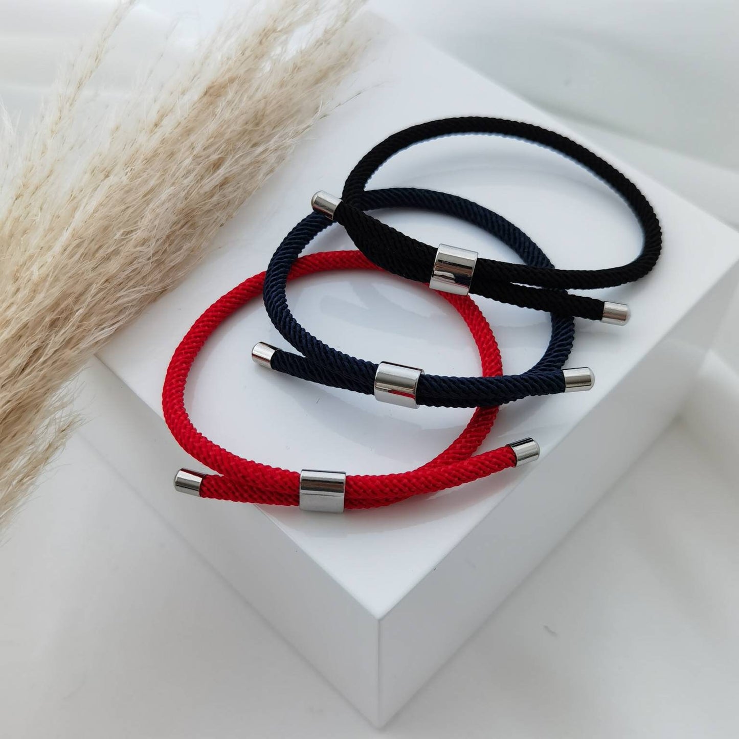 Personalisiertes Kordel Armband mit Gravur Anhänger, Armband mit Schiebeverschluss, personalisiertes Geschenk für Frau, beste Freundin