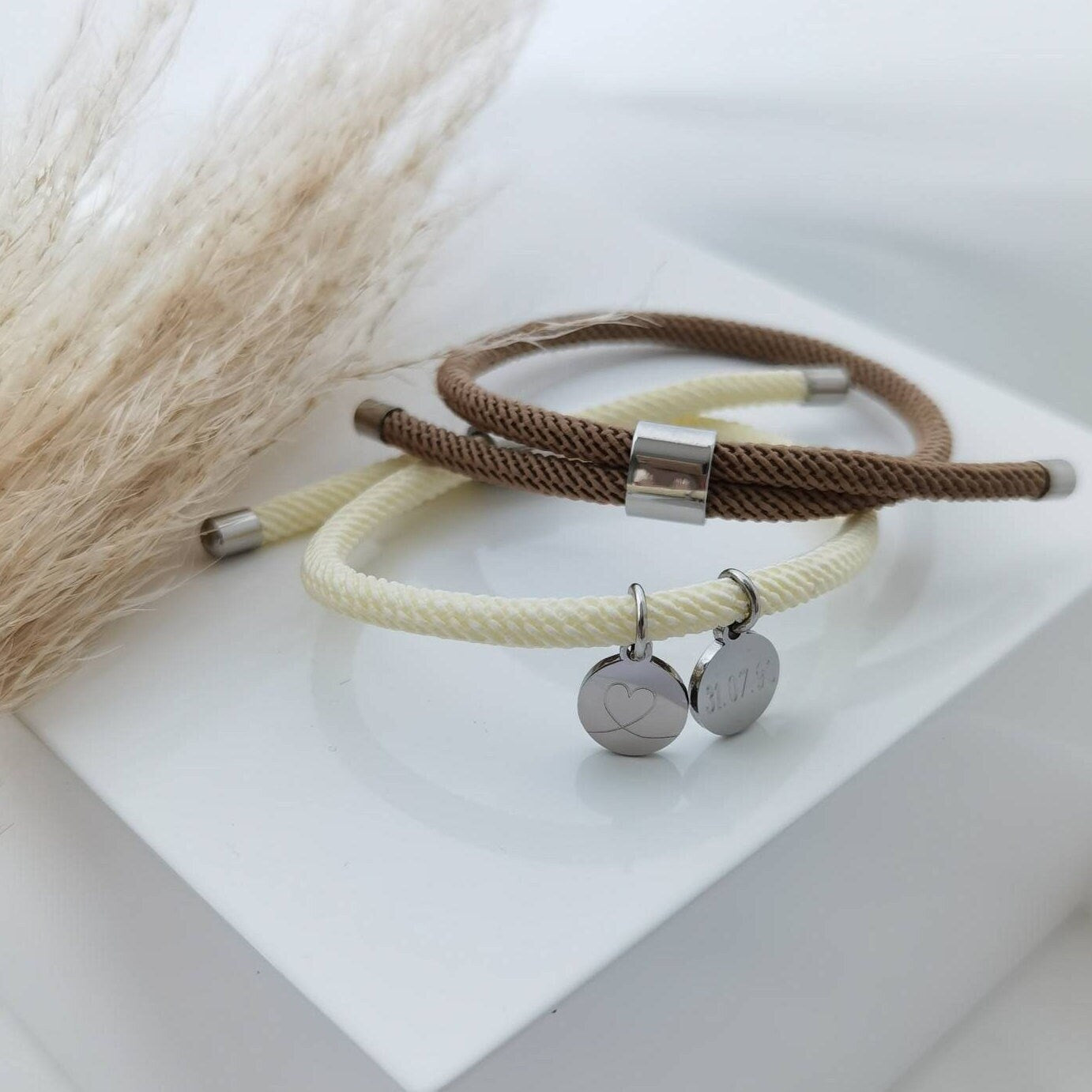 Personalisiertes Kordel Armband mit Gravur Anhänger, Armband mit Schiebeverschluss, personalisiertes Geschenk für Frau, beste Freundin
