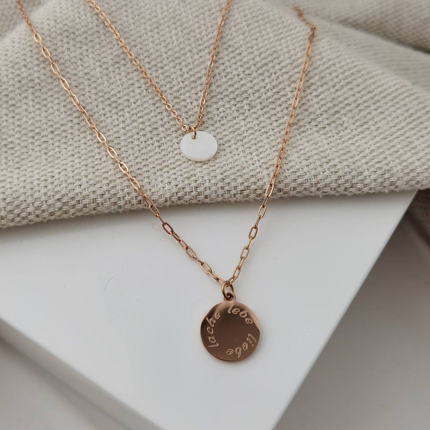 Mehrreihige, personalisierte Plättchen Kette in Gold,Silber & Rosé aus Edelstahl, Halskette mit Perlmutt Anhänger, Personalisiertes Geschenk