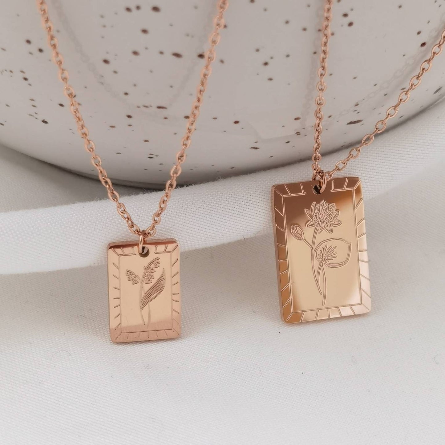 Personalisierte Halskette in Gold, Silber und Rosé mit rechteckigem Gravur Plättchen Anhängern in 13mm oder 18mm, personalisiertes Geschenk