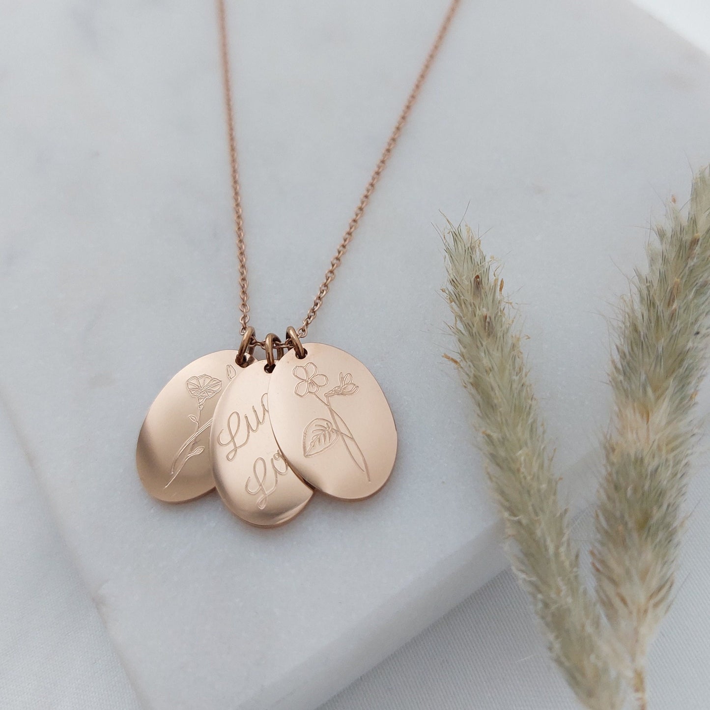 Personalisierte Geburtsblumenkette in Gold, Silber, Rosé mit ovalen 18mm Plättchen Anhängern, personalisiertes Geschenk für Frauen, Freundin