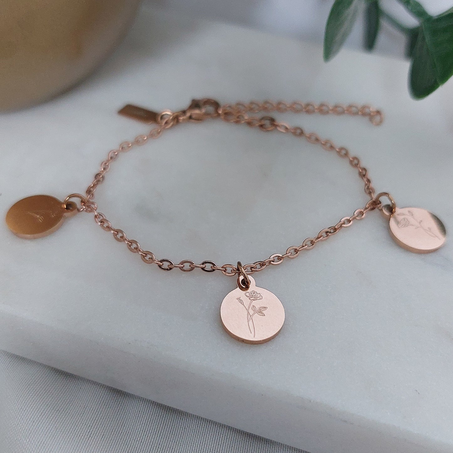 Armband mit gravur Anhänger in Gold,Rosé oder Silber aus Edelstahl, Armkette mit buchstaben Plättchen, personalisiertes Geschenk