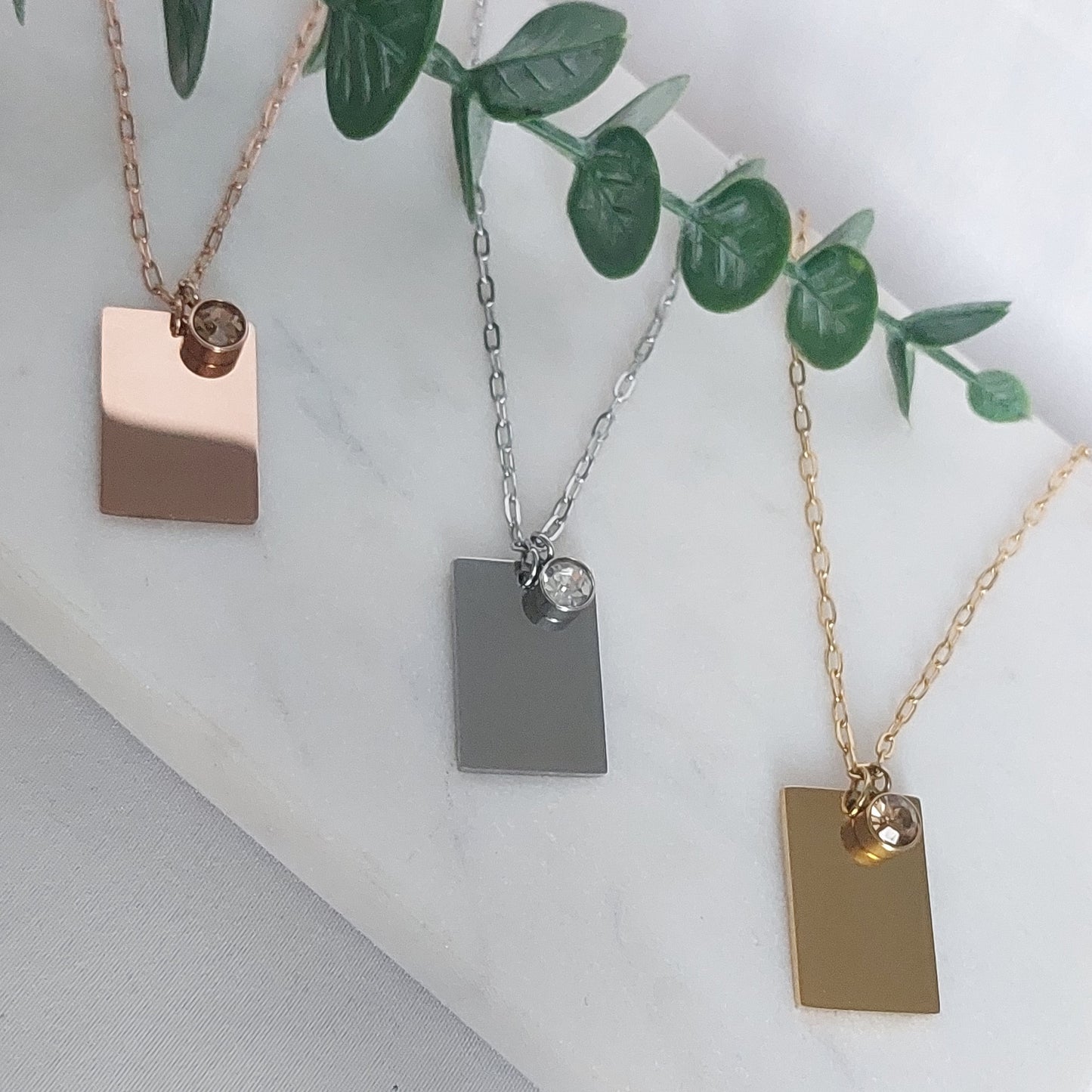 Personalisierte Halskette in Gold,Silber,Rosé mit rechteckigen Gravur Plättchen Anhänger in 20mm, Buchstabenkette, personalisiertes Geschenk