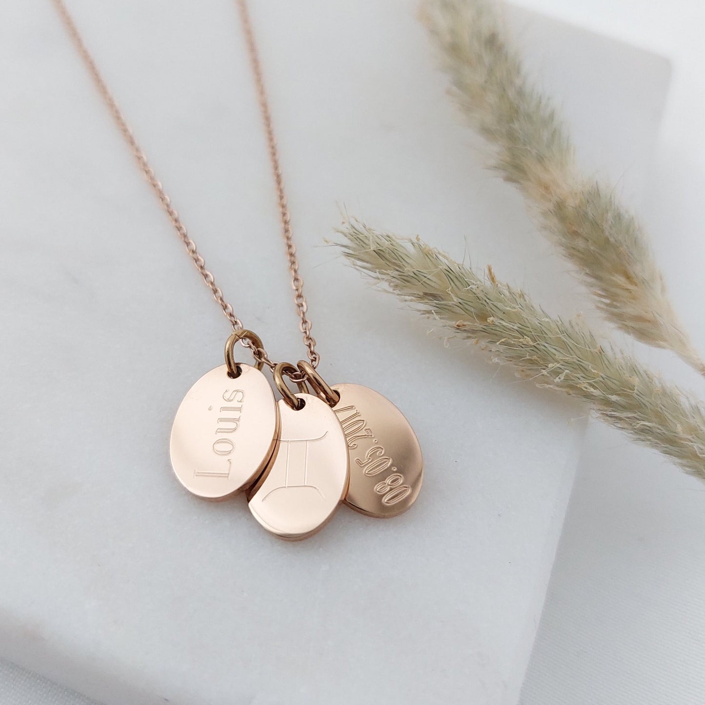 Personalisierte Geburtsblumenkette in Gold,Silber,Rosé mit ovalen 13x9mm Plättchen Anhängern, personalisiertes Geschenk für Frauen, Freundin