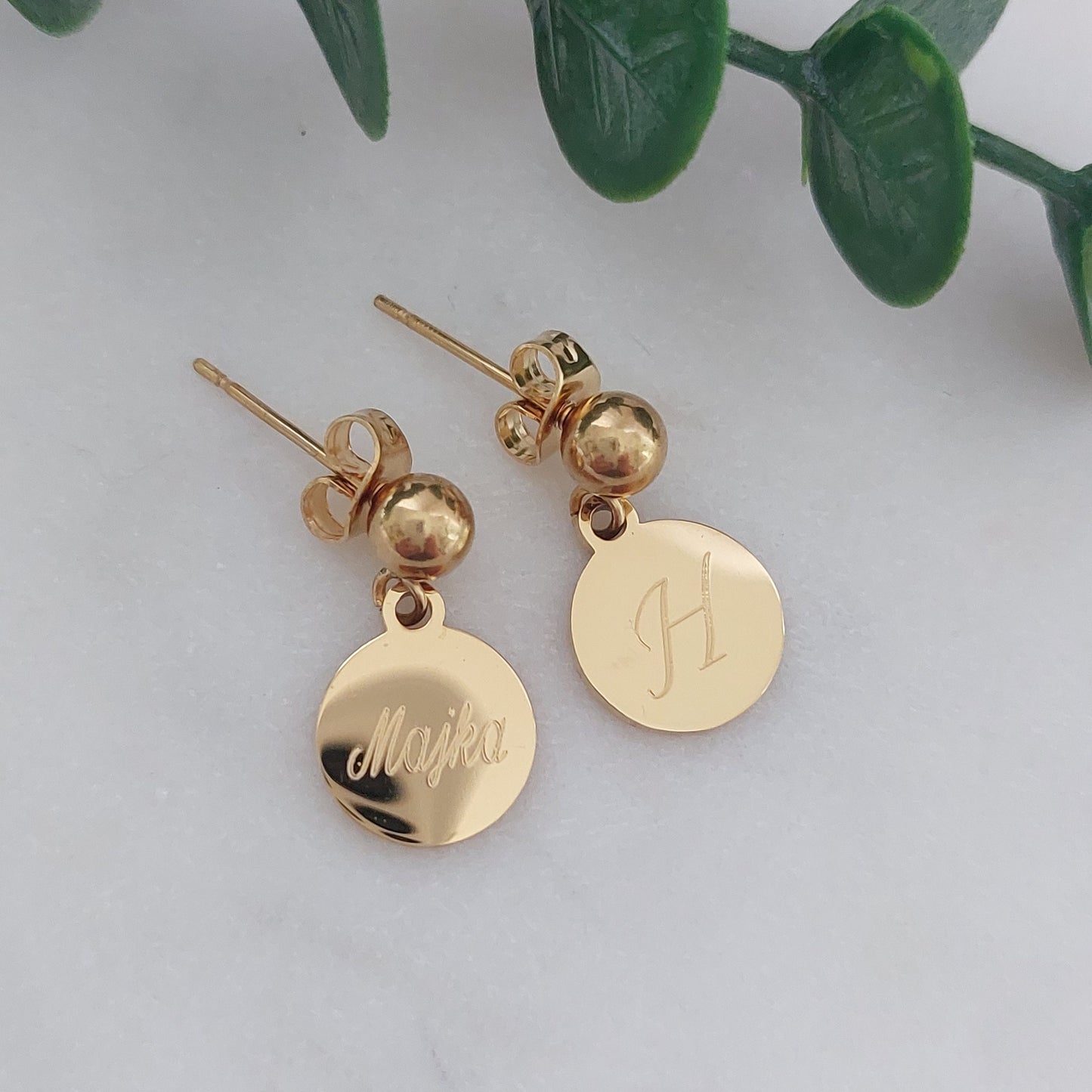 Personalisierte Ohrstecker mit Gravur Plättchen Anhänger in Gold oder Silber, personalisiertes Geschenk zur Hochzeit, Weihnachtsgeschenk