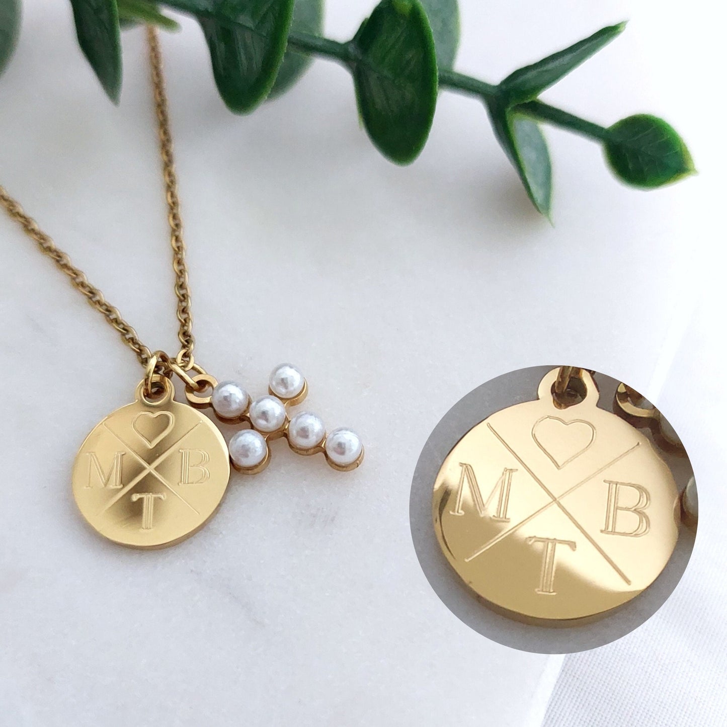 Personalisierte Halskette mit Gravur Plättchen und Perlen Kreuz Anhänger in Gold, Geschenk zur Hochzeit, Taufe, Kommunion, Konfirmation
