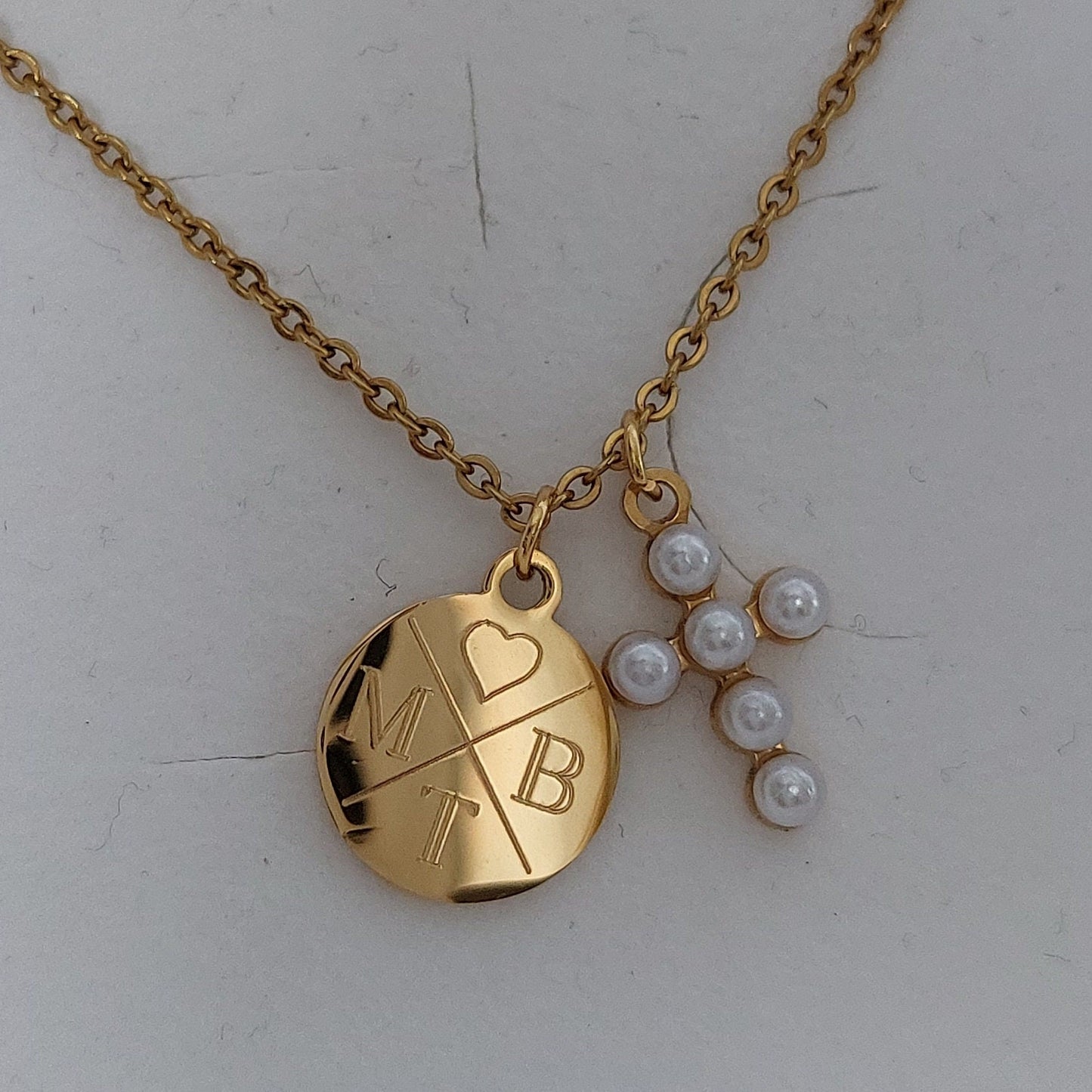 Personalisierte Halskette mit Gravur Plättchen und Perlen Kreuz Anhänger in Gold, Geschenk zur Hochzeit, Taufe, Kommunion, Konfirmation
