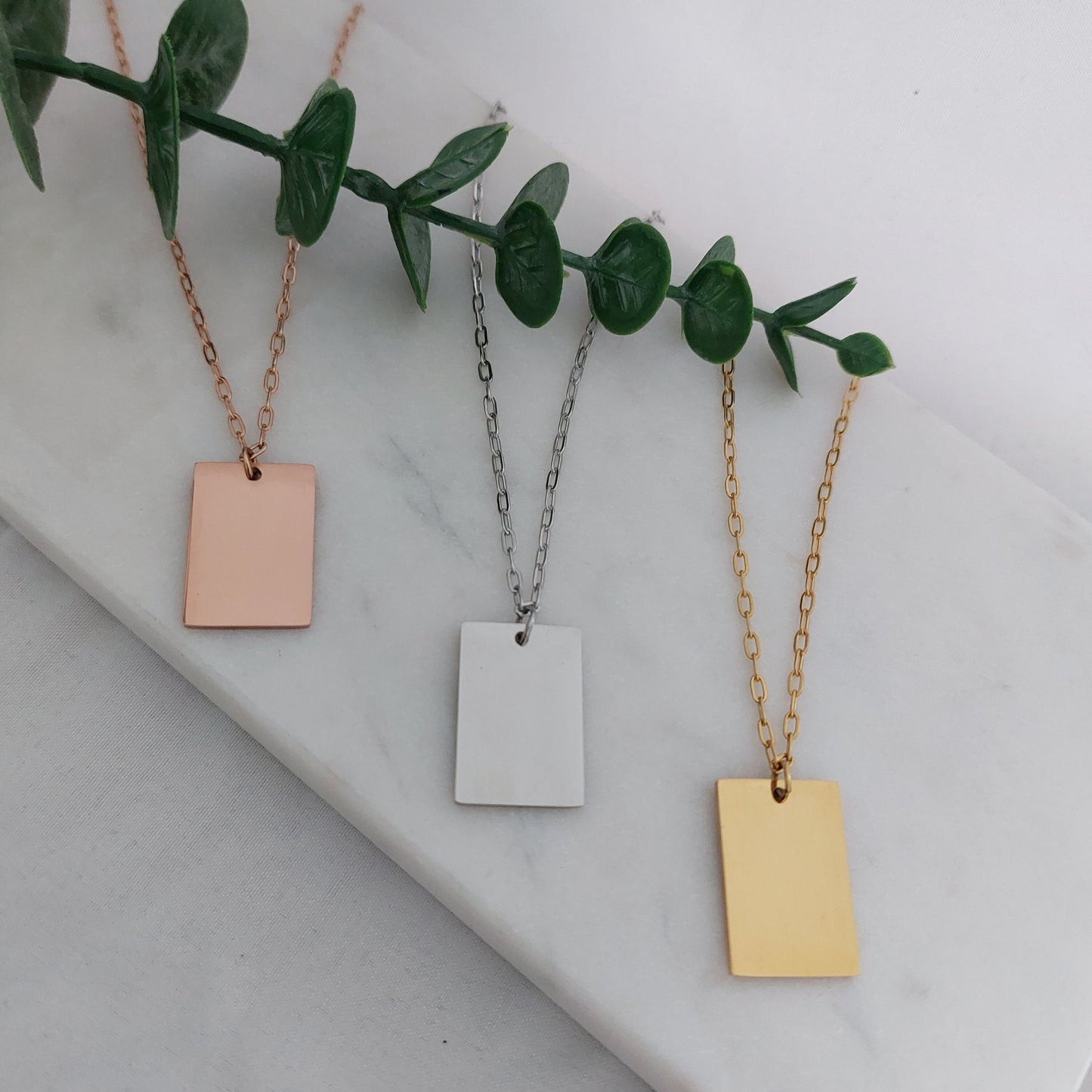 Personalisierte Halskette in Gold,Silber,Rosé mit rechteckigen Gravur Plättchen Anhänger in 20mm, Buchstabenkette, personalisiertes Geschenk
