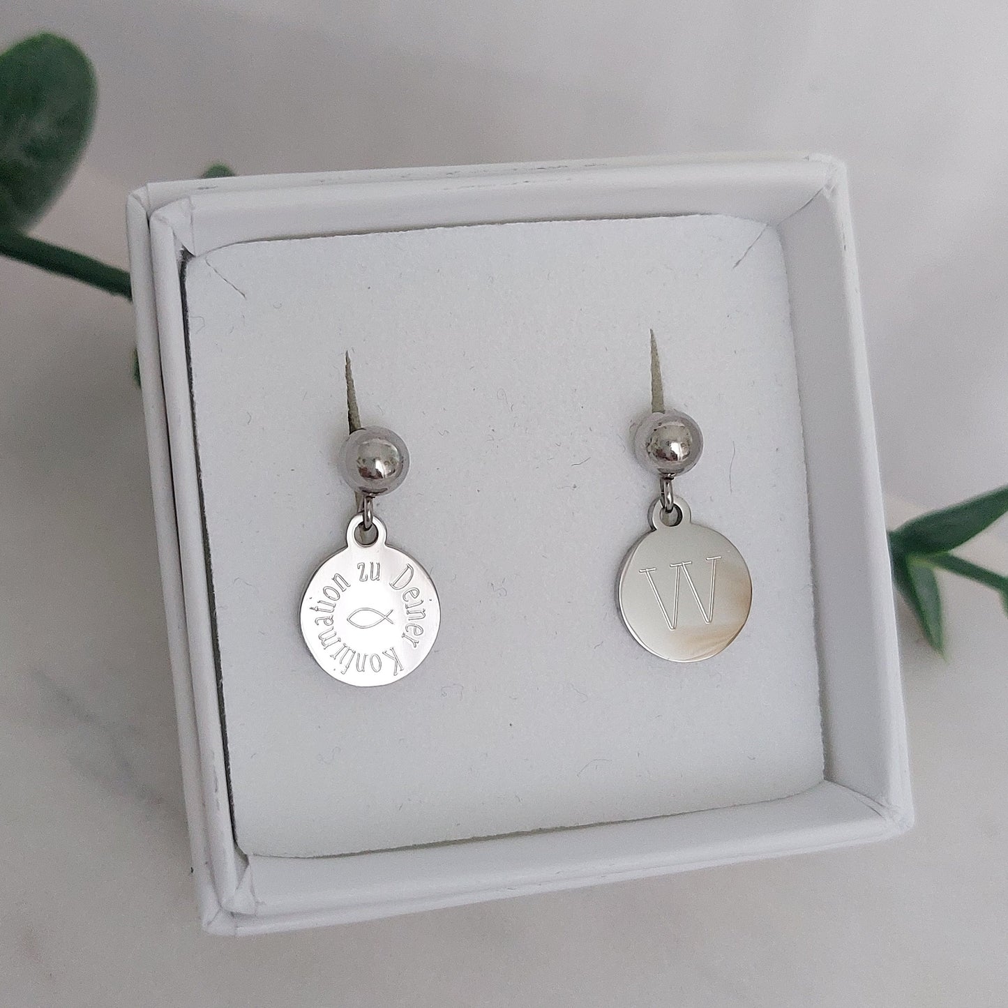 Personalisierte Ohrstecker mit Gravur Plättchen Anhänger in Gold oder Silber, personalisiertes Geschenk zur Hochzeit, Weihnachtsgeschenk