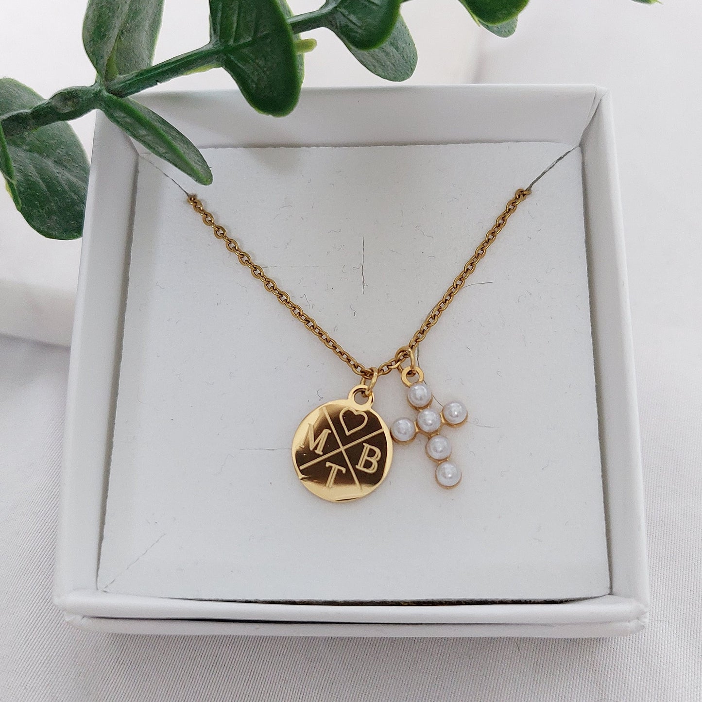 Personalisierte Halskette mit Gravur Plättchen und Perlen Kreuz Anhänger in Gold, Geschenk zur Hochzeit, Taufe, Kommunion, Konfirmation