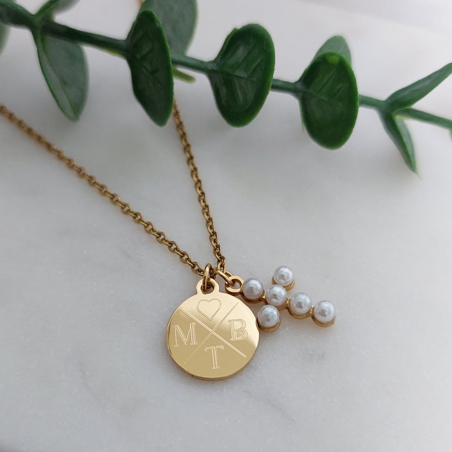 Personalisierte Halskette mit Gravur Plättchen und Perlen Kreuz Anhänger in Gold, Geschenk zur Hochzeit, Taufe, Kommunion, Konfirmation
