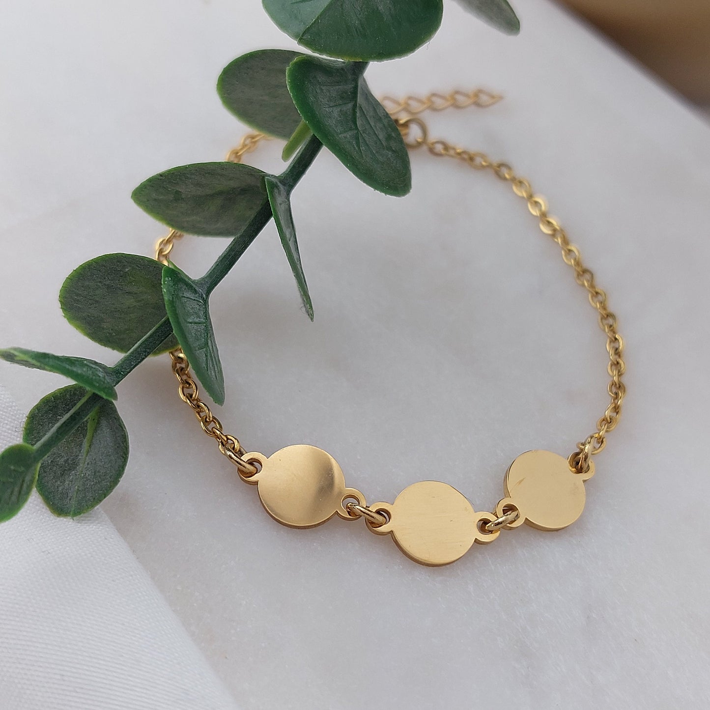 Personalisierte Gravur Fußkette in Gold & Silber Fußkette mit Buchstaben Plättchen, Namens Fußkette, Personalisiertes Geschenk für Frauen