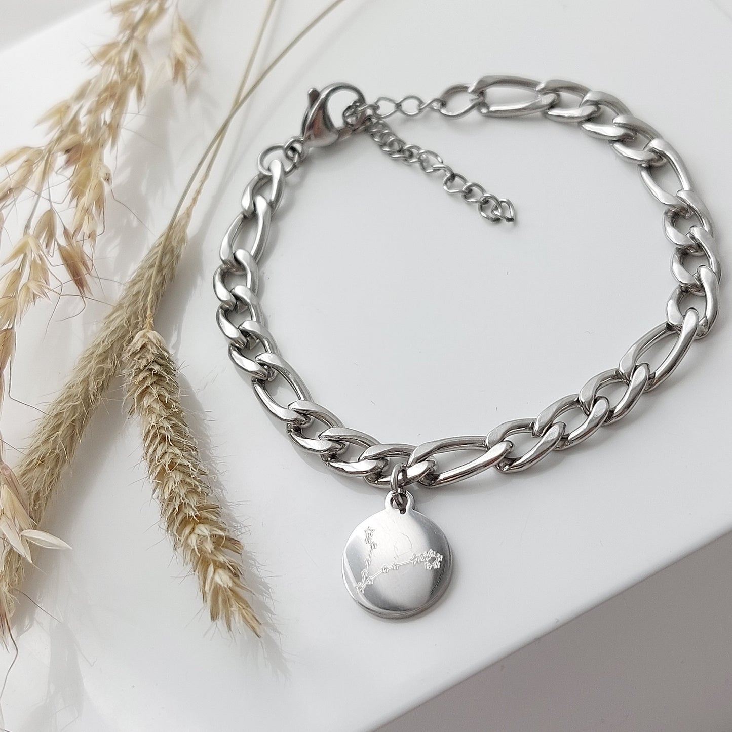 Personalisiertes Figaro Armband mit Namensgravur in Gold u. Silber Armkettchen mit Gravur Plättchen, personalisierte Armkette als Geschenk