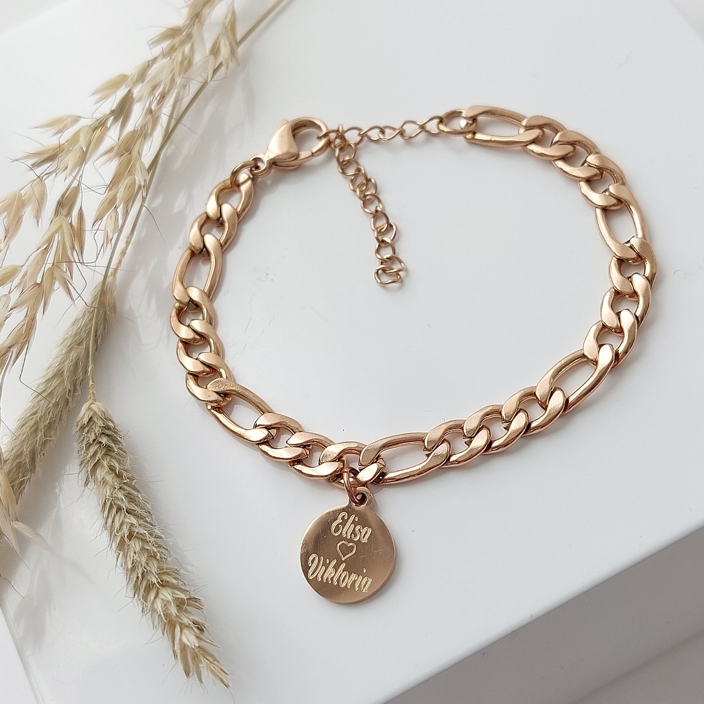 Personalisiertes Figaro Armband mit Namensgravur in Gold u. Silber Armkettchen mit Gravur Plättchen, personalisierte Armkette als Geschenk