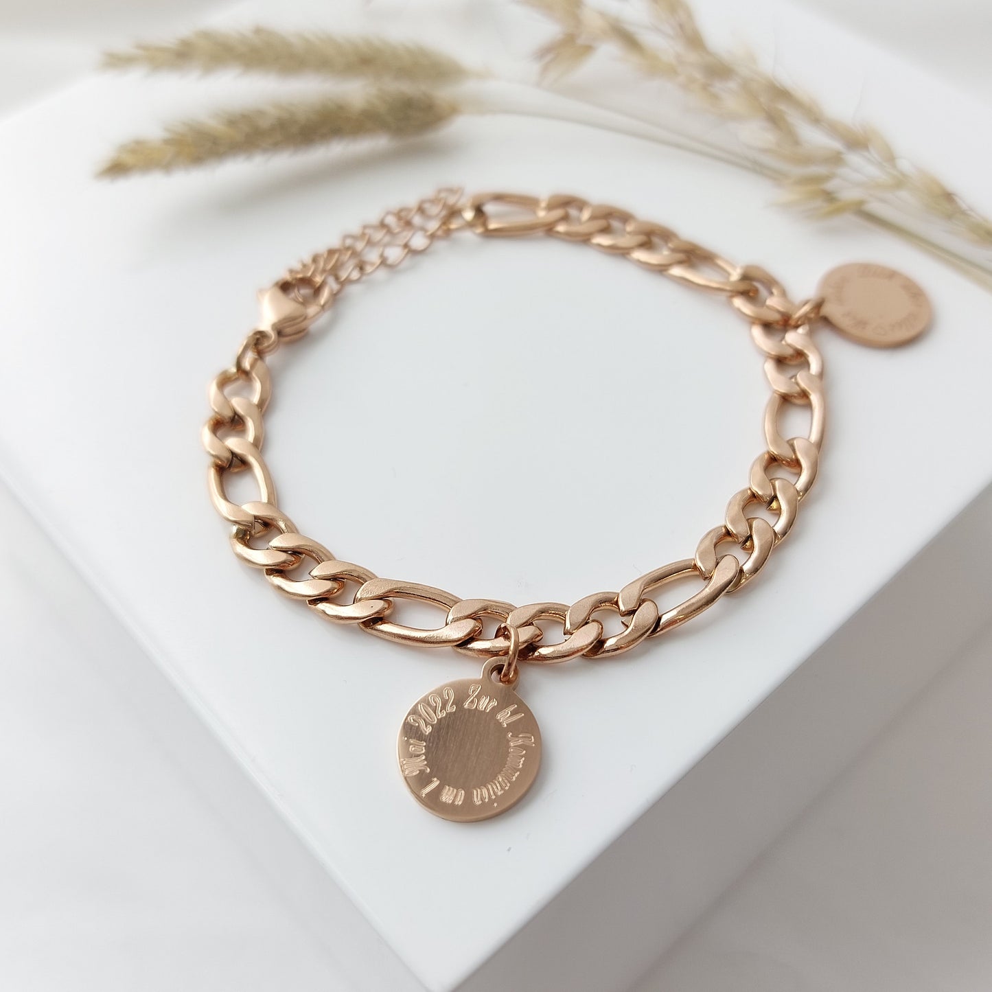 Personalisiertes Figaro Armband mit Namensgravur in Gold u. Silber Armkettchen mit Gravur Plättchen, personalisierte Armkette als Geschenk