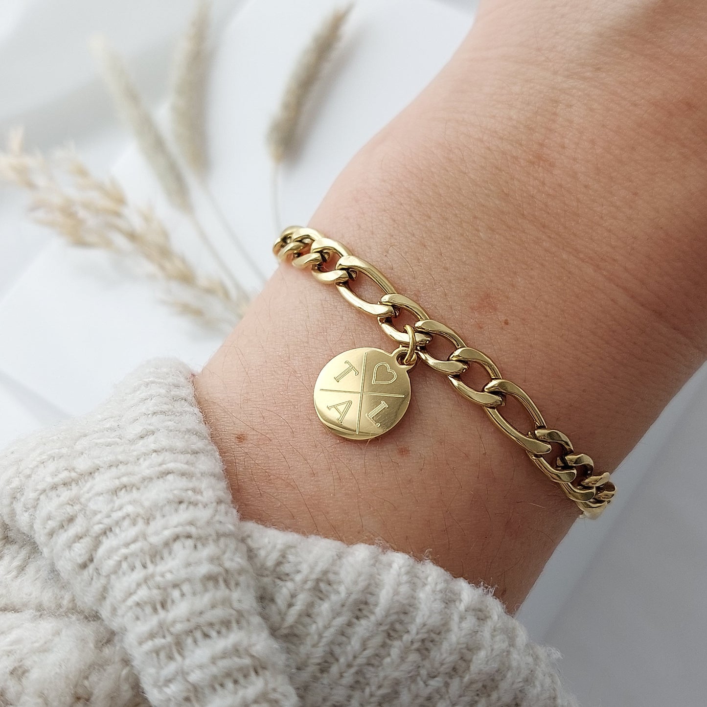 Personalisiertes Figaro Armband mit Namensgravur in Gold u. Silber Armkettchen mit Gravur Plättchen, personalisierte Armkette als Geschenk