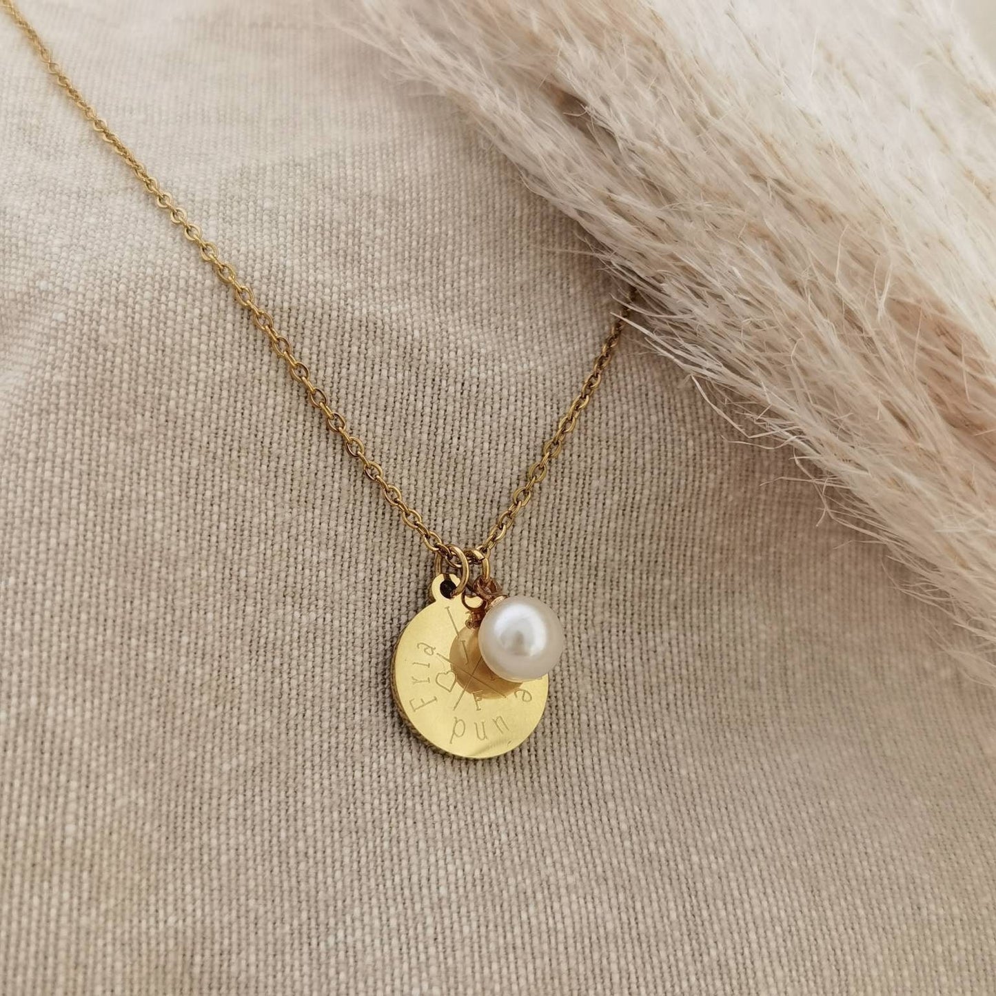 Personalisierte Kette mit 15mm Gravur Plättchen und Perle in Gold u. Silber, Geschenk für sie, personalisierte Geschenke, Weihnachtsgeschenk