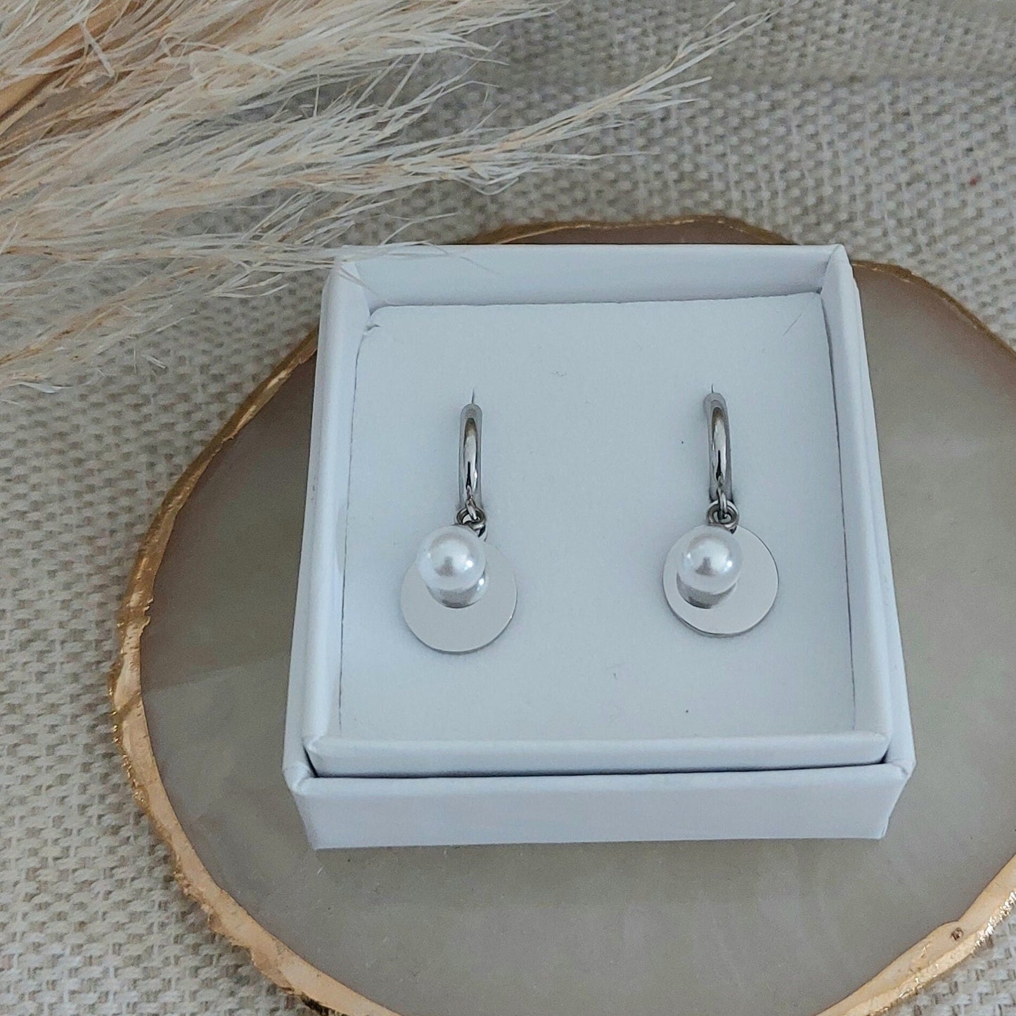 Personalisierte Ohrringe mit Plättchen Anhänger und Perle in Gold & Silber aus Edelstahl, Creolen mit Gravur als personalisiertes Geschenk