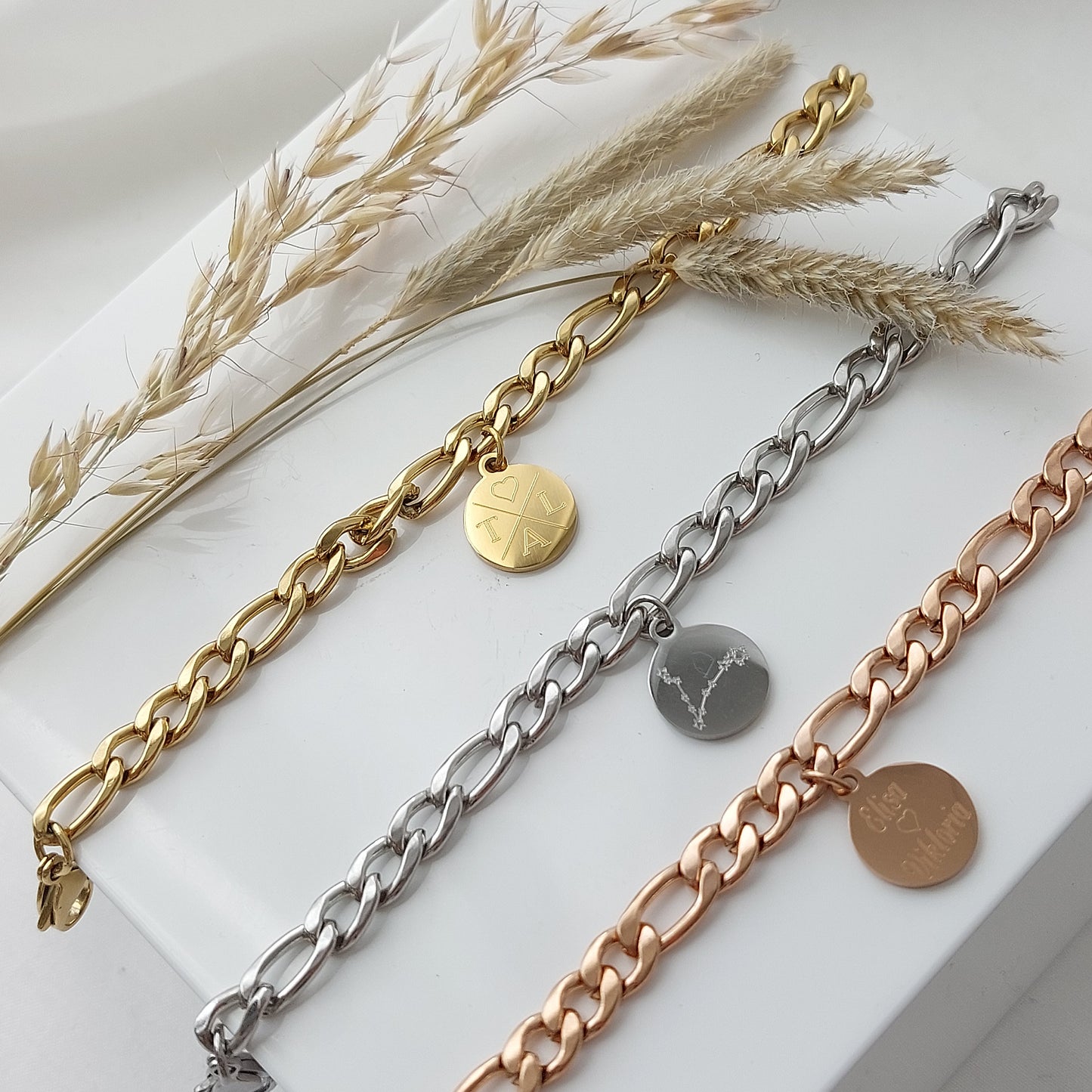 Personalisiertes Figaro Armband mit Namensgravur in Gold u. Silber Armkettchen mit Gravur Plättchen, personalisierte Armkette als Geschenk