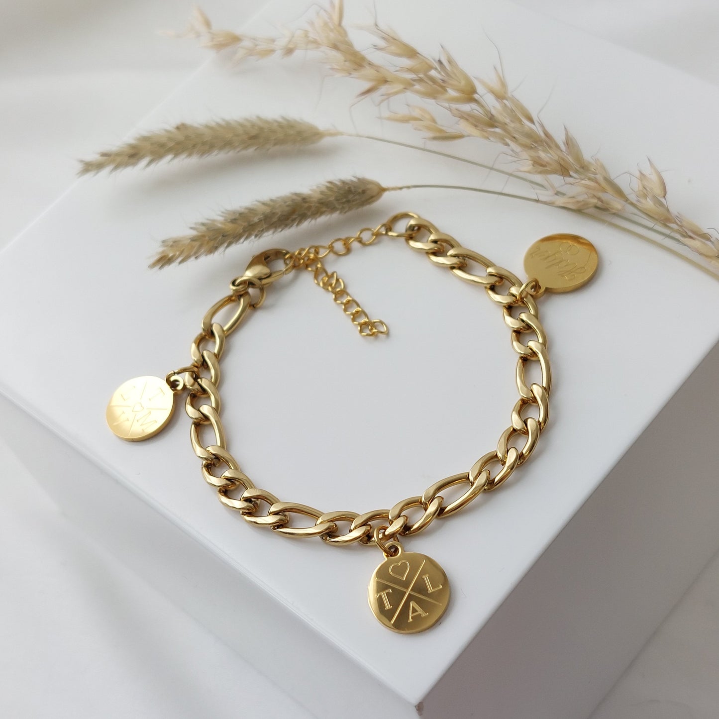 Personalisiertes Figaro Armband mit Namensgravur in Gold u. Silber Armkettchen mit Gravur Plättchen, personalisierte Armkette als Geschenk