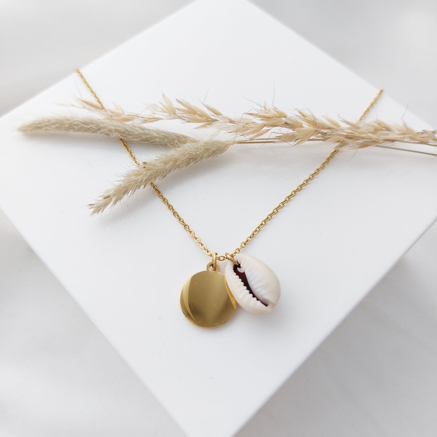 Personalisierte Kauri Muschel Kette in Gold, Silber, Rosé aus Edelstahl mit Buchstaben Plättchen Anhänger, Muschel Kette mit Kauri Anhänger