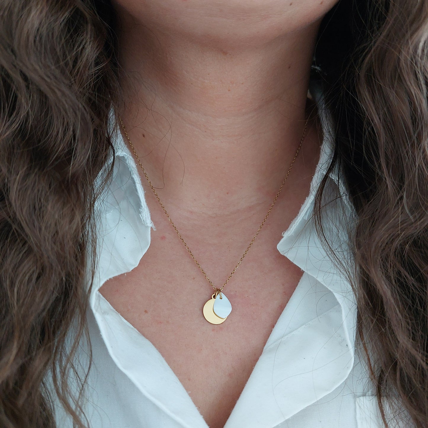 Personalisierte Kette mit Perlmutt Anhänger, Gravur Kette mit Namen/Buchstaben, personalisiertes Geschenk für Mama, Schwester, Freundin