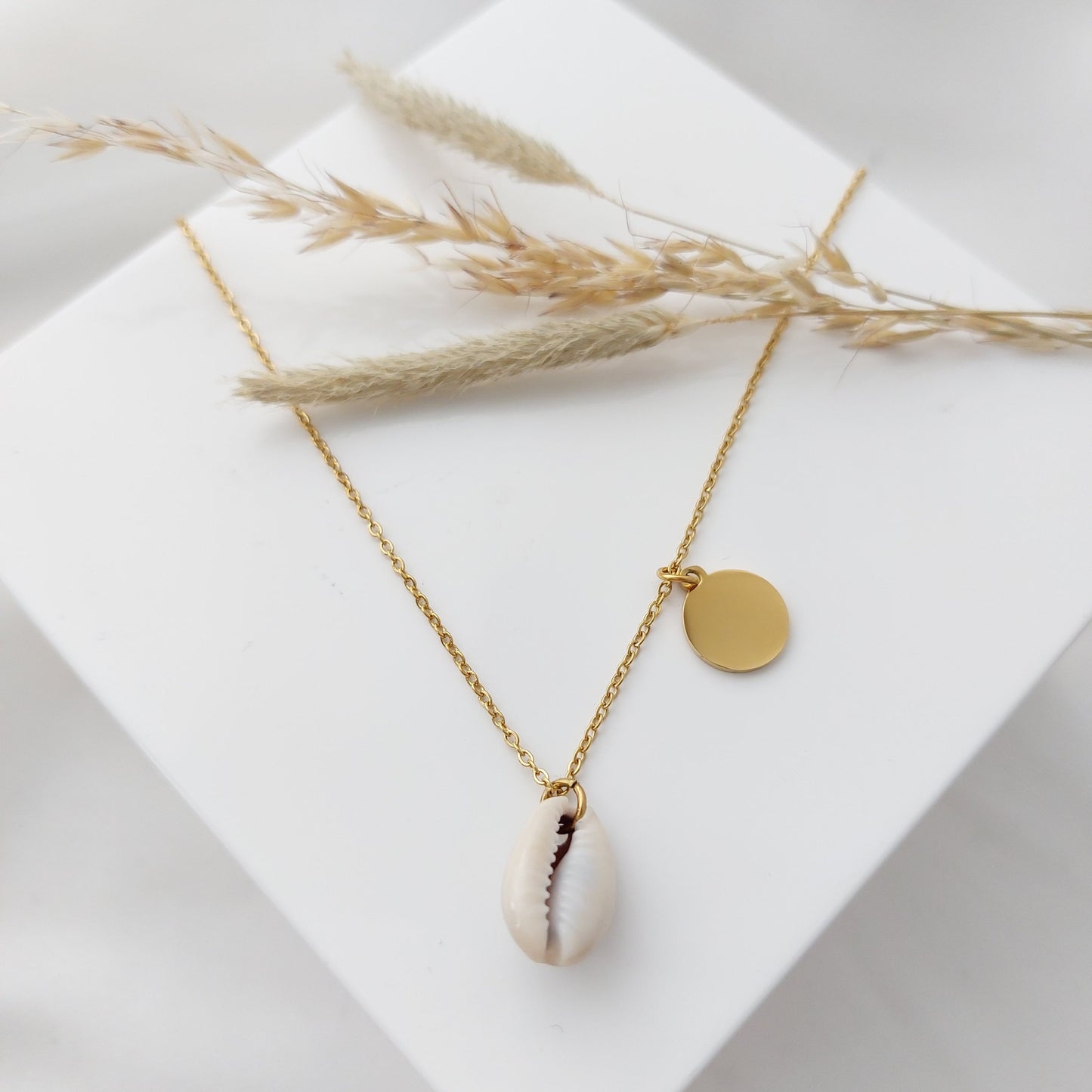 Personalisierte Kauri Muschelkette in Gold,Silber,Rosé, personalisiertes Geschenk, Gravur Kette, Namenskette, Buchstabenänhänger, Goldkette