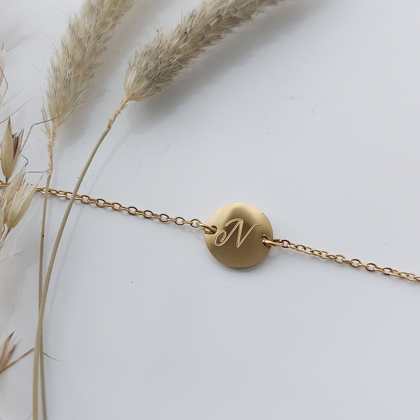 Armband personalisiert mit Buchstaben Gravur in Gold, Silber, Rosé, Armkette personalisiert mit 9mm Gravur Plättchen als Geschenk für Frauen