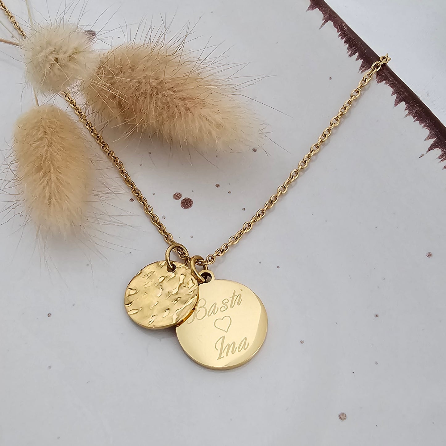 Gehämmerte Kette mit Gravur Plättchen Anhänger in Gold oder Silber aus Edelstahl, personalisiertes Geschenk für Frauen, Namenskette