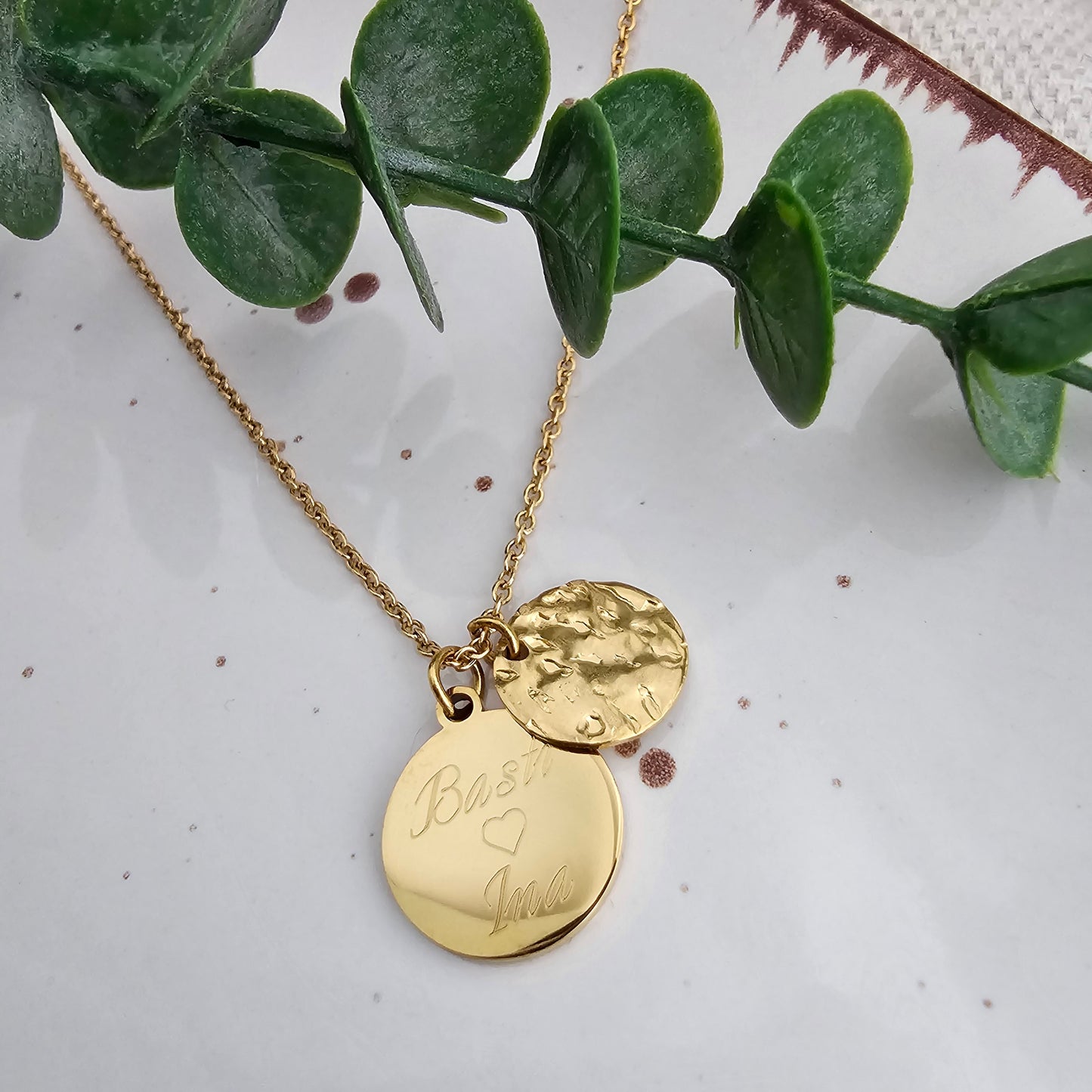 Gehämmerte Kette mit Gravur Plättchen Anhänger in Gold oder Silber aus Edelstahl, personalisiertes Geschenk für Frauen, Namenskette
