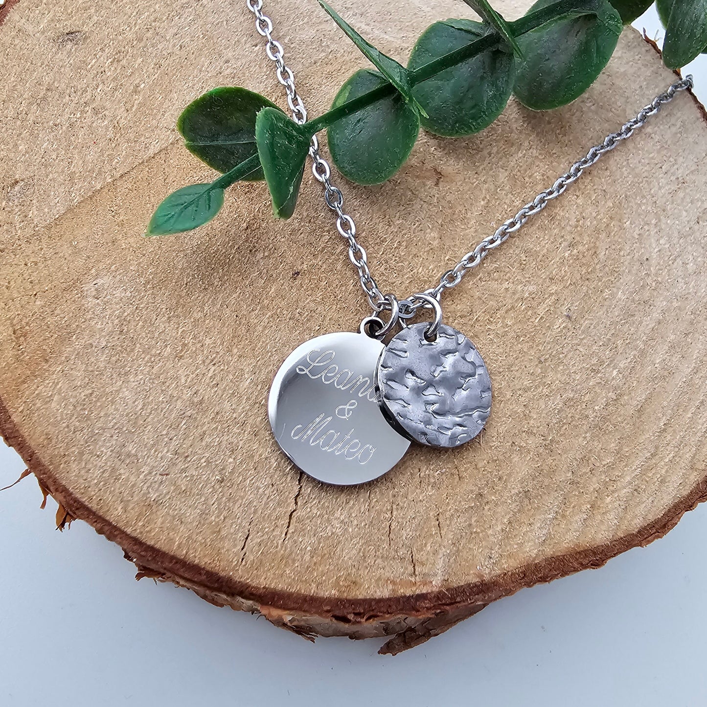 Gehämmerte Kette mit Gravur Plättchen Anhänger in Gold oder Silber aus Edelstahl, personalisiertes Geschenk für Frauen, Namenskette