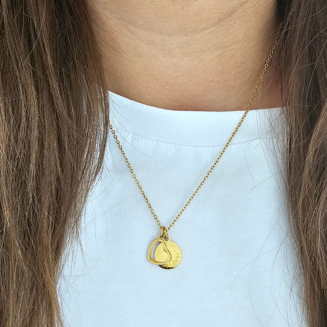 Personalisierte Herz Kette mit Namensgravur, personalisiertes Geschenk für Mama, Plättchenkette mit Herzanhänger und Gravur