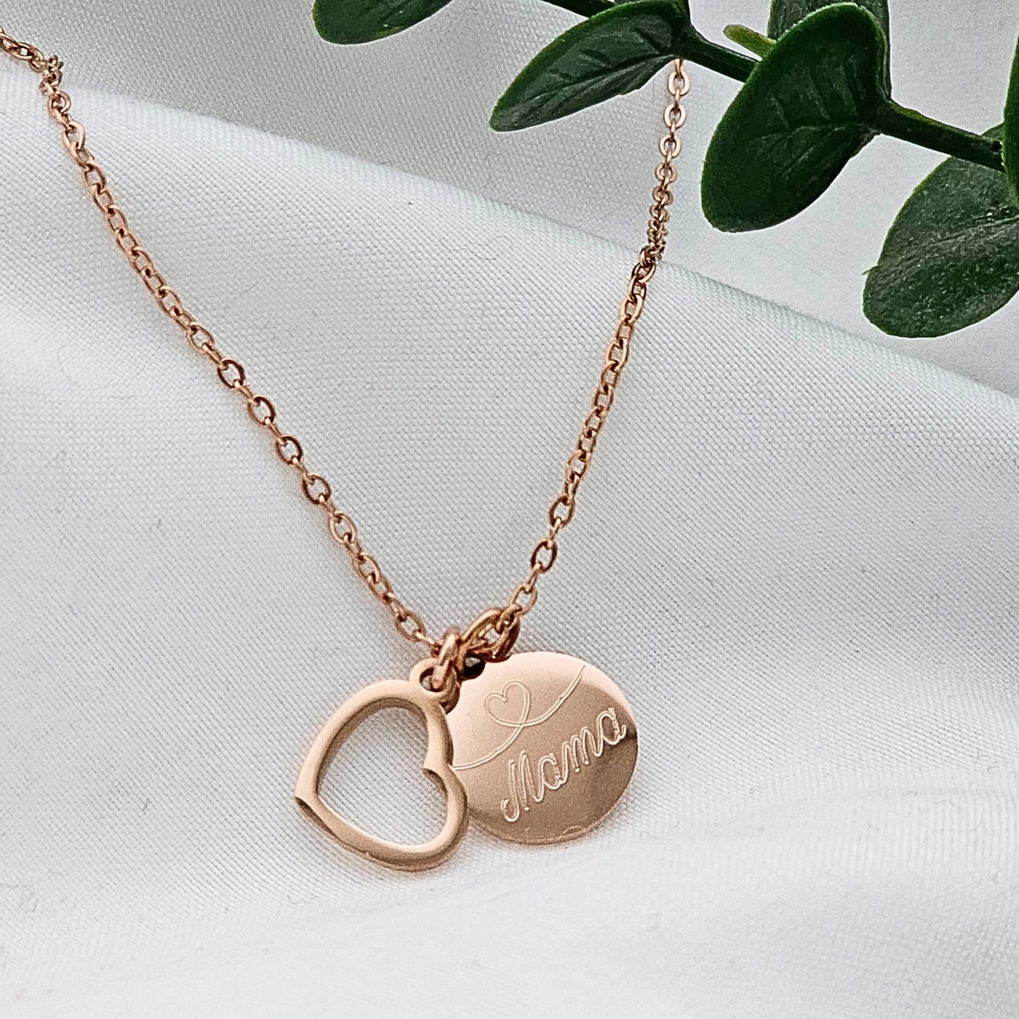 Personalisierte Herz Kette mit Namensgravur, personalisiertes Geschenk für Mama, Plättchenkette mit Herzanhänger und Gravur