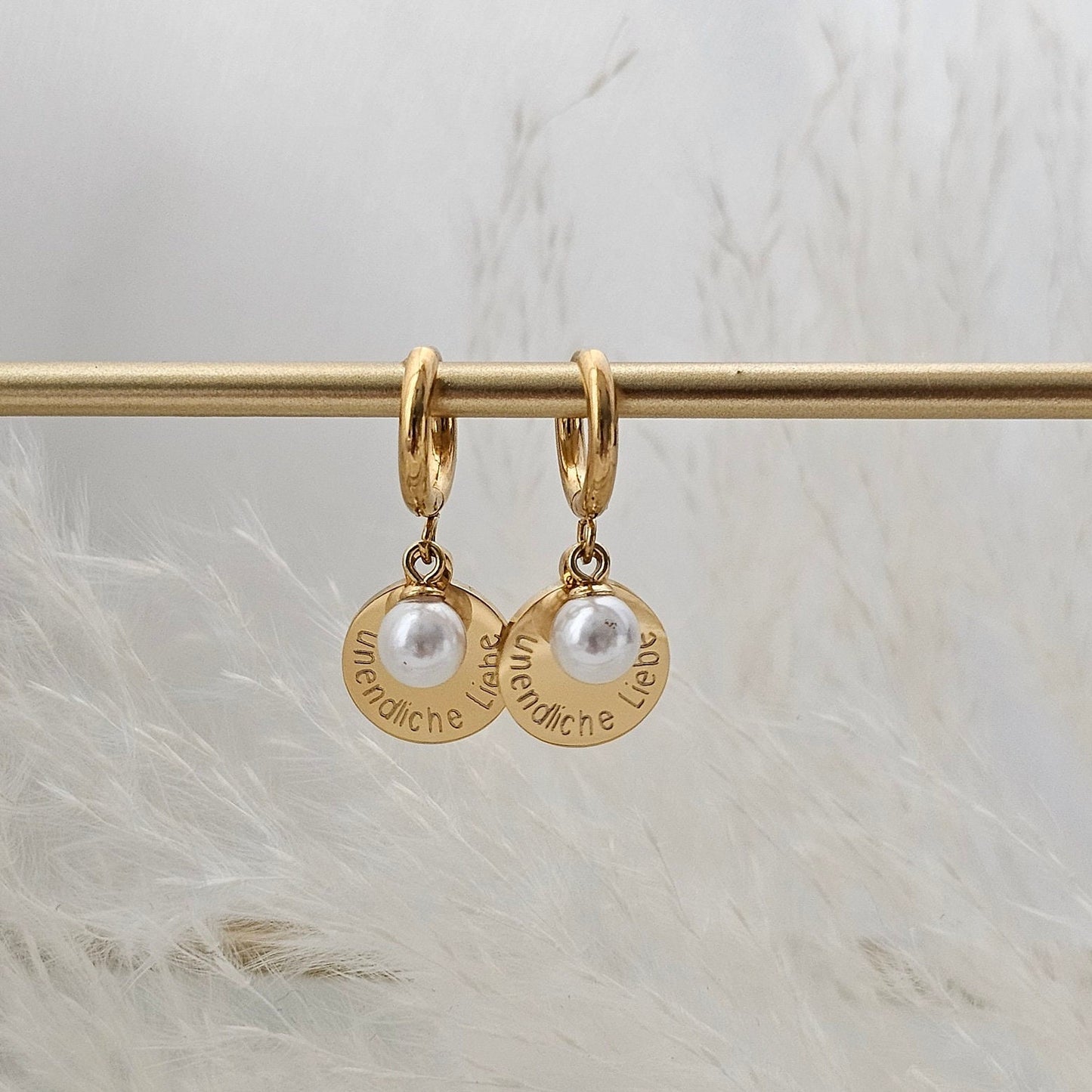 Personalisierte Ohrringe mit Plättchen Anhänger und Perle in Gold & Silber aus Edelstahl, Creolen mit Gravur als personalisiertes Geschenk