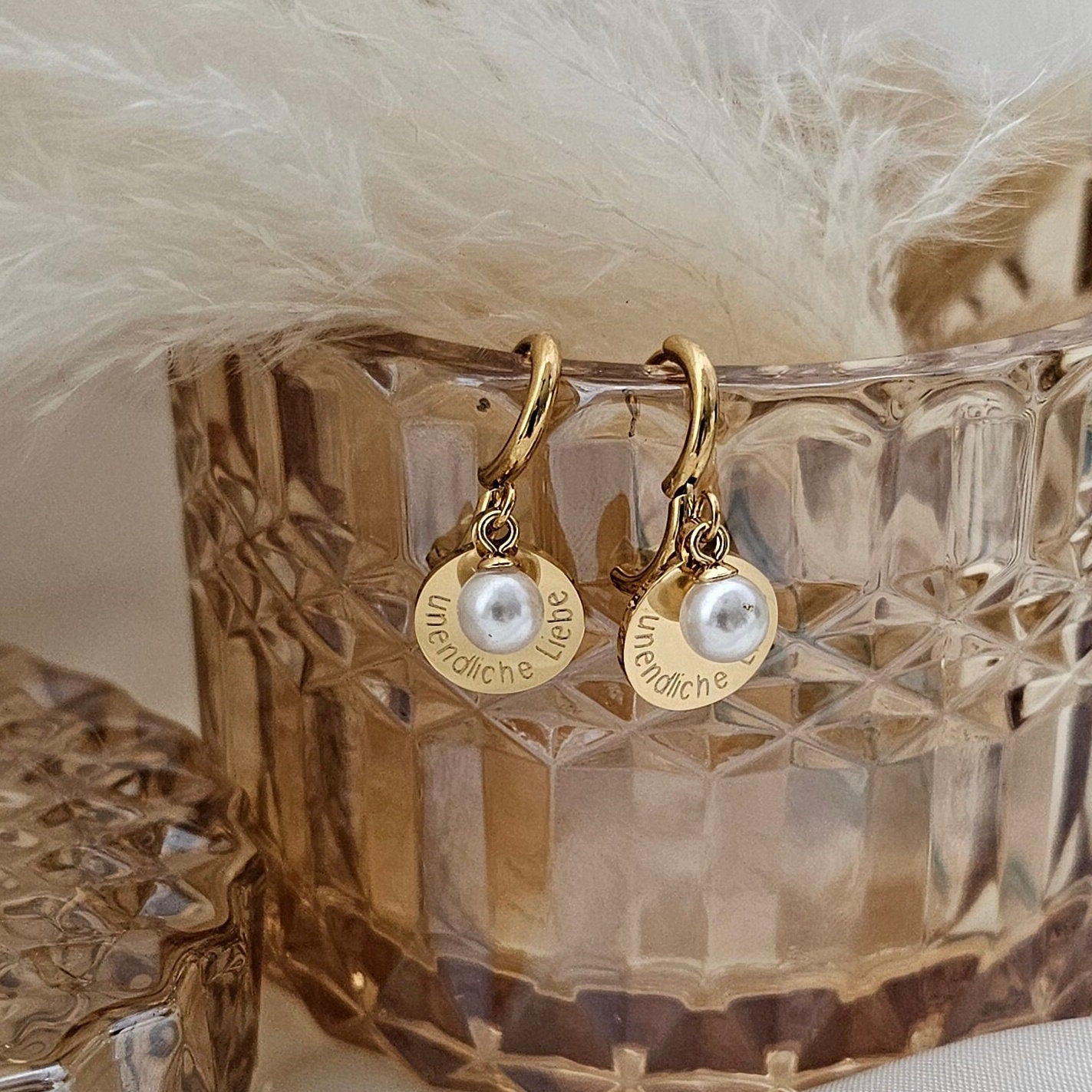 Personalisierte Ohrringe mit Plättchen Anhänger und Perle in Gold & Silber aus Edelstahl, Creolen mit Gravur als personalisiertes Geschenk