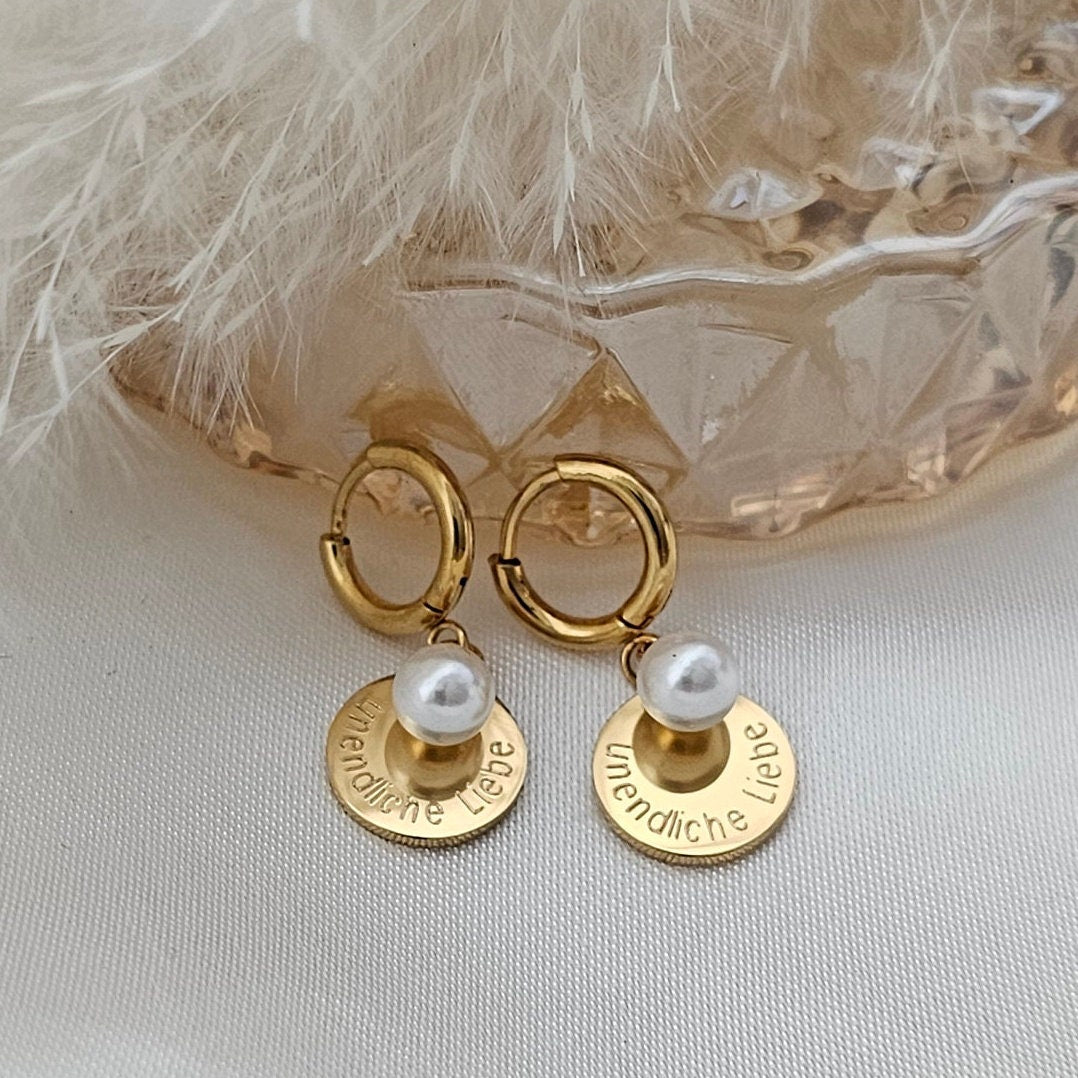 Personalisierte Ohrringe mit Plättchen Anhänger und Perle in Gold & Silber aus Edelstahl, Creolen mit Gravur als personalisiertes Geschenk