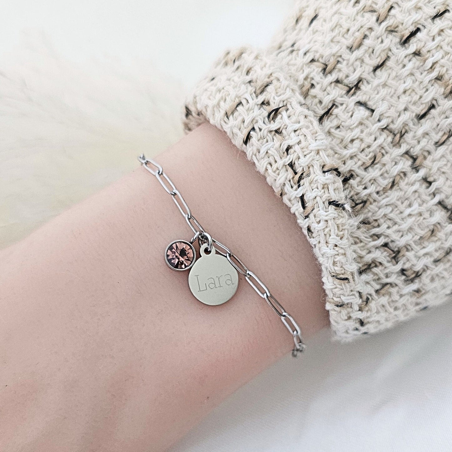 Armband mit Gravur Plättchen in Gold, Rosé oder Silber aus Edelstahl, Armkette mit Buchstaben Anhänger, personalisiertes Geschenk für Frauen