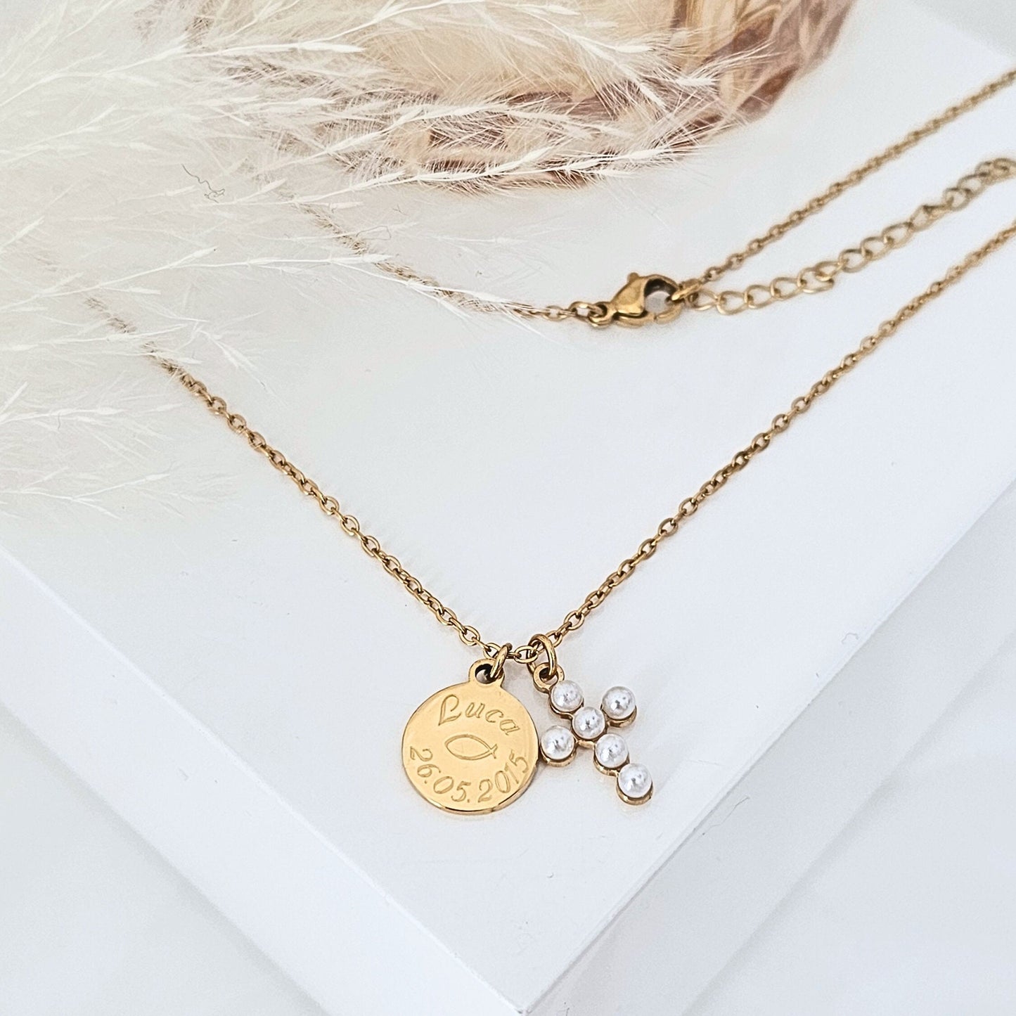 Personalisierte Halskette mit Gravur Plättchen und Perlen Kreuz Anhänger in Gold, Geschenk zur Hochzeit, Taufe, Kommunion, Konfirmation