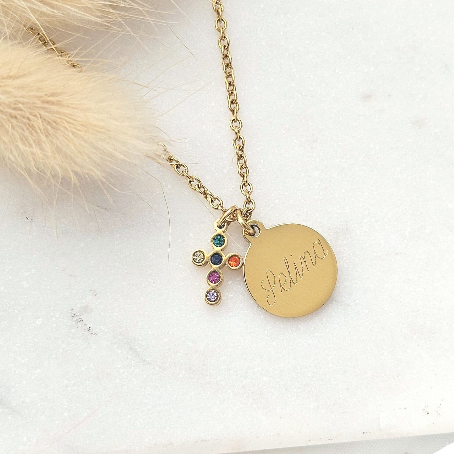 Kreuz Kette mit Gravur Anhänger | personalisiertes Geschenk | Namenskette | Buchstabenkette | religiöses Schmuckstück | Geschenk zur Taufe