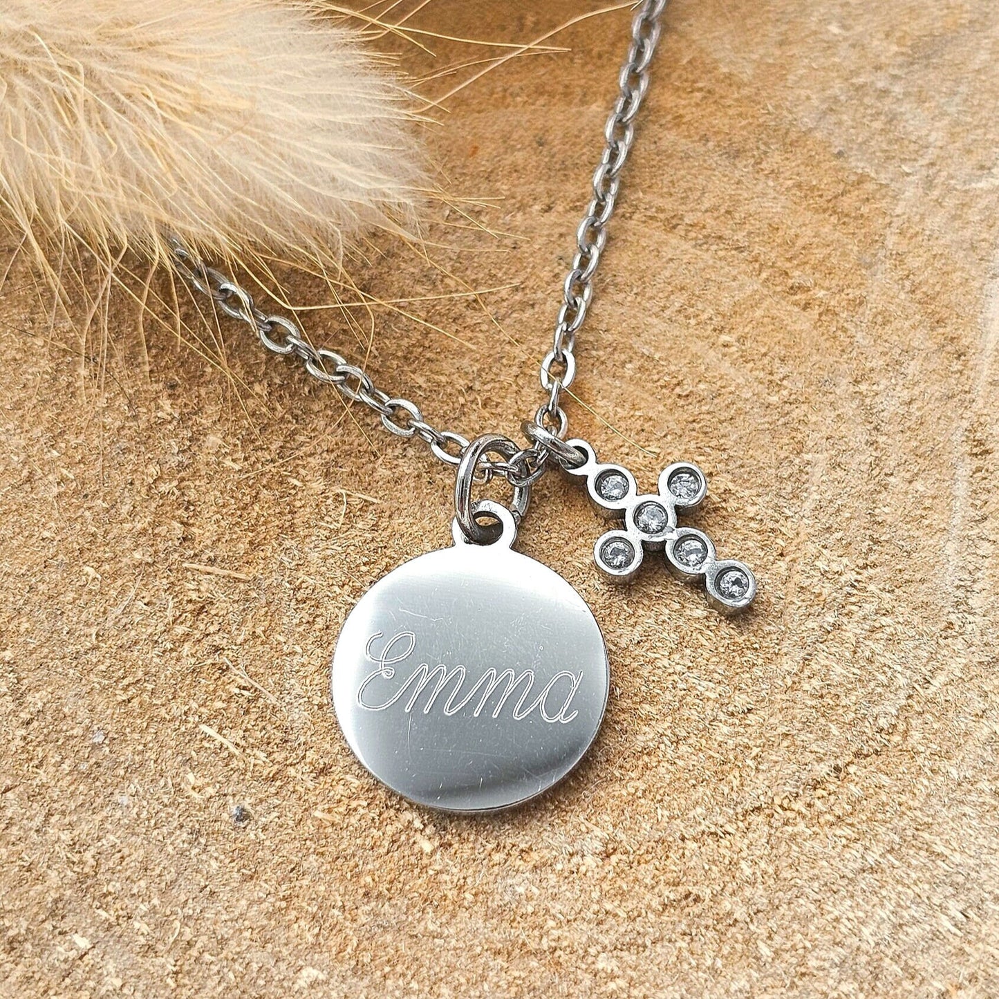 Kreuz Kette mit Gravur Anhänger | personalisiertes Geschenk | Namenskette | Buchstabenkette | religiöses Schmuckstück | Geschenk zur Taufe