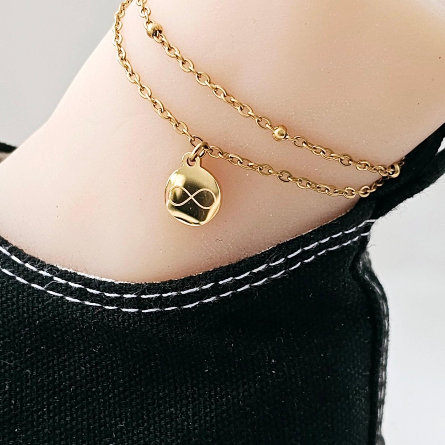 Doppelreihiges Fußkettchen mit Gravur Anhänger | Fußkette mit Buchstaben Plättchen | Namens Fußkette | Personalisierte Fußkette als Geschenk