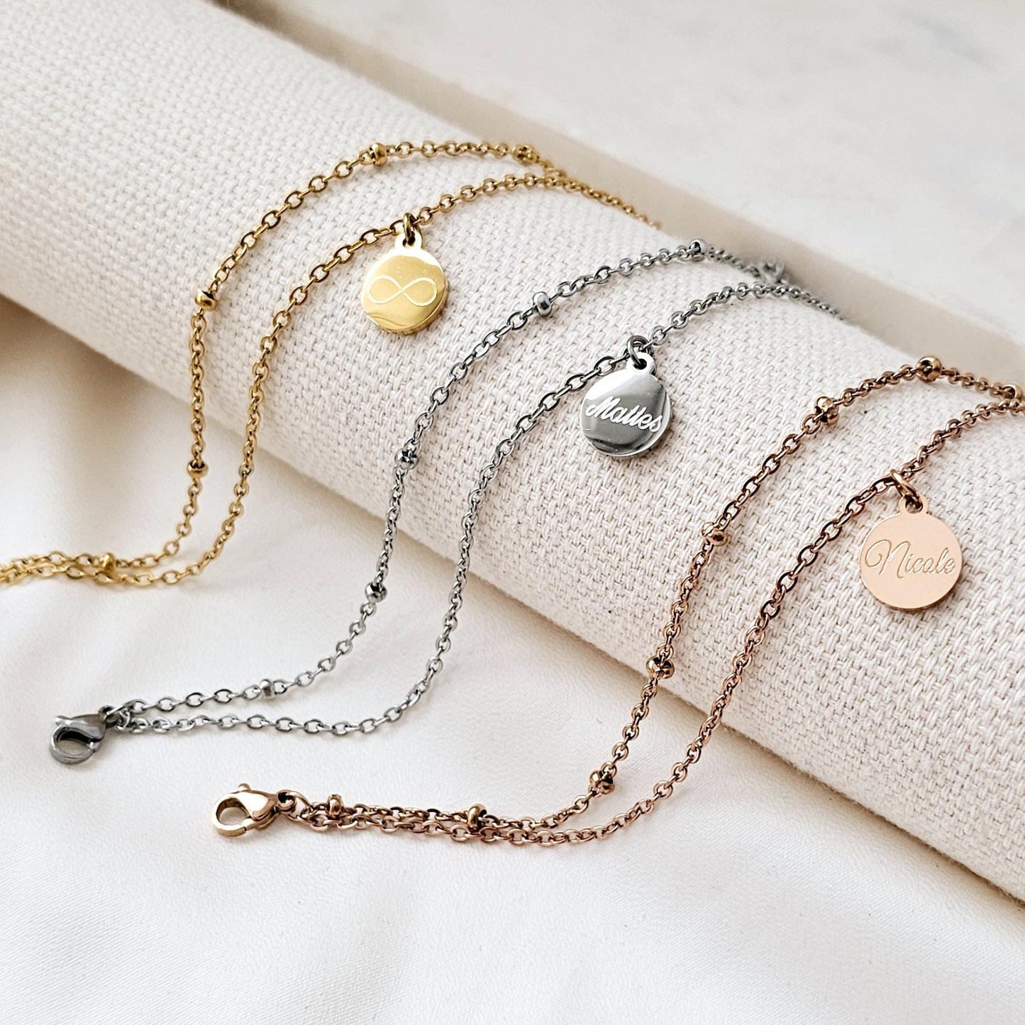 Doppelreihiges Fußkettchen mit Gravur Anhänger | Fußkette mit Buchstaben Plättchen | Namens Fußkette | Personalisierte Fußkette als Geschenk