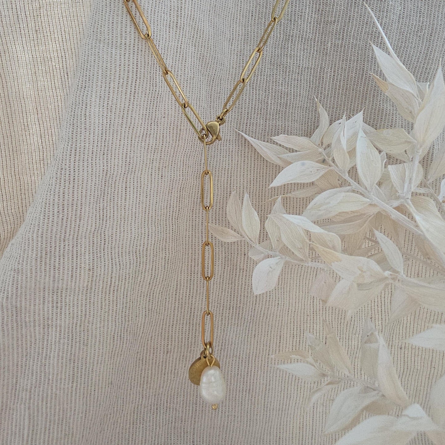 Y-Kette mit Gravur Anhänger & Süßwasserperle – Edelstahl Halskette in Silber oder vergoldet, personalisiertes Geschenk für Frauen