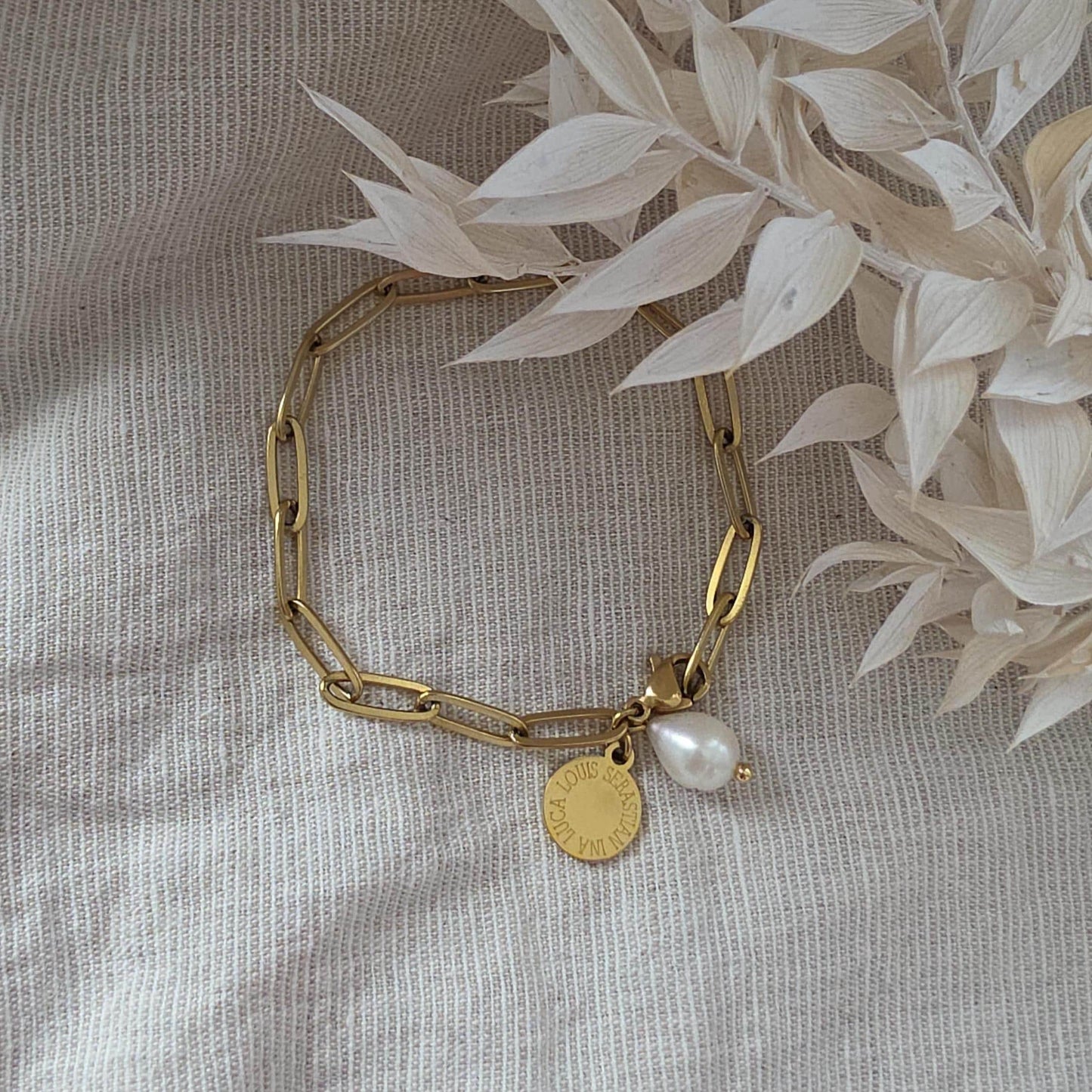 Armband mit Gravur Anhänger & Süßwasserperle | Edelstahlarmband in Silber und Gold | personalisiertes Geschenk für Frauen | Schmucktrend '25
