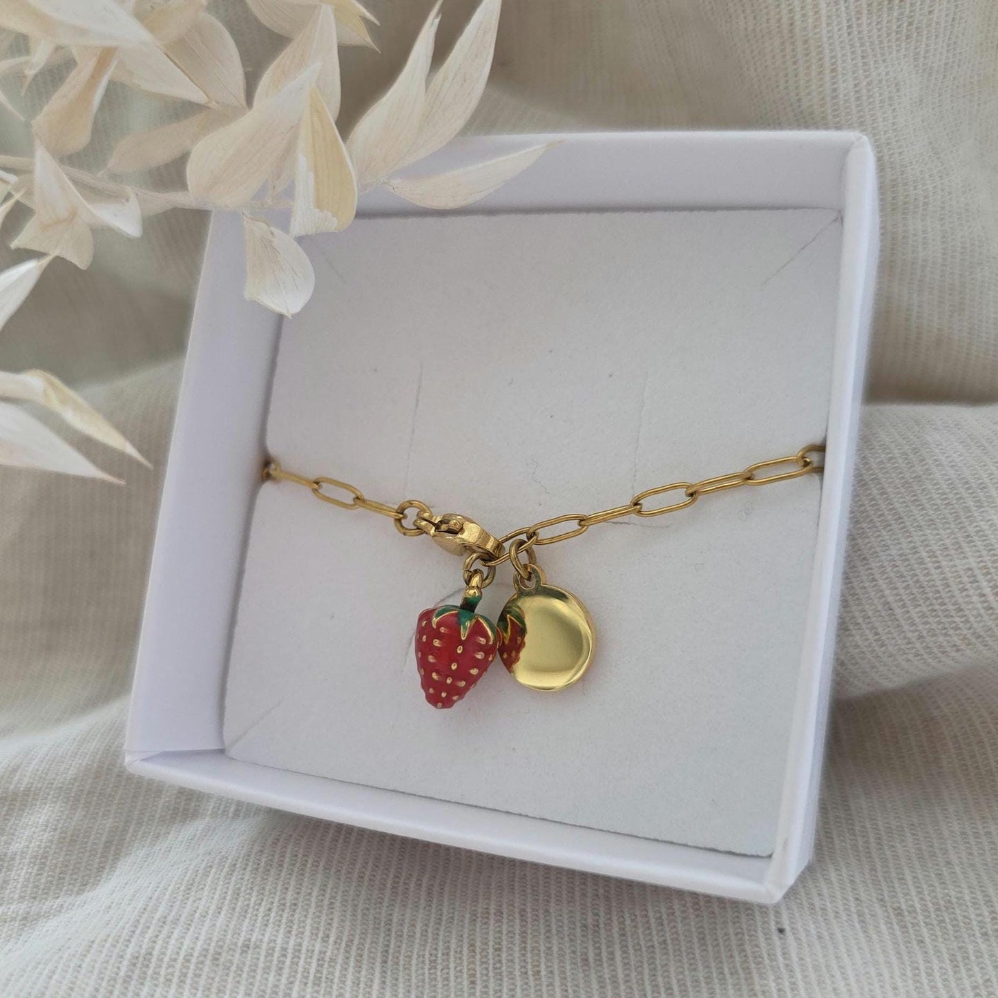 Personalisiertes Armband mit Gravur Plättchen und Erdbeeranhänger | wasserfestes Edelstahlarmband | Erdbeerschmuck als Geschenk