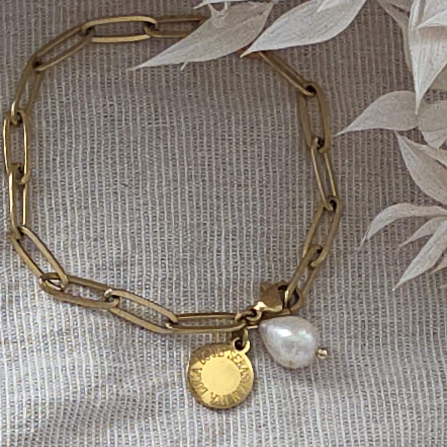 Armband mit Gravur Anhänger & Süßwasserperle | Edelstahlarmband in Silber und Gold | personalisiertes Geschenk für Frauen | Schmucktrend '25
